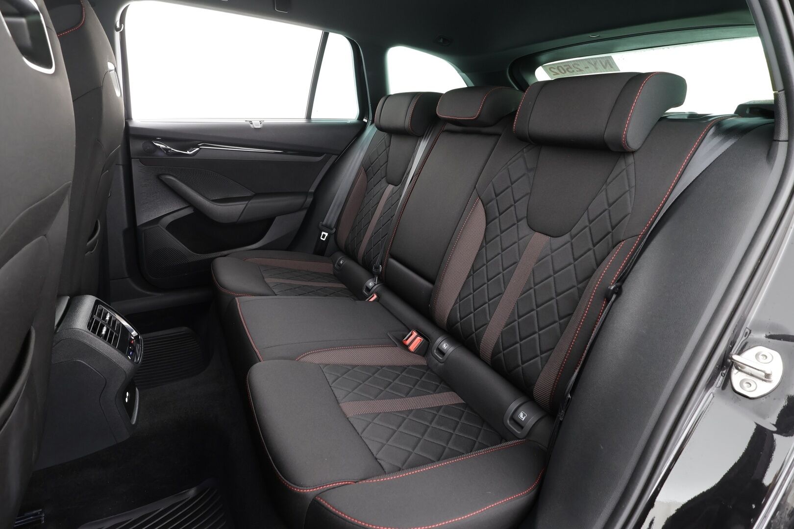 SKODA OCTAVIA RS 2022 Combi 1.4 TSI PHEV RS iV DSG * ACC / HUD / P.kamera / Matrix LED / Muistipenkit / Koukku / Navi / Webasto / KeylessGo * - Kahdet renkaat aluvanteilla / Merkkihuollettu - HULLU BLACKWEEK KORKOTARJOUS 2,49%