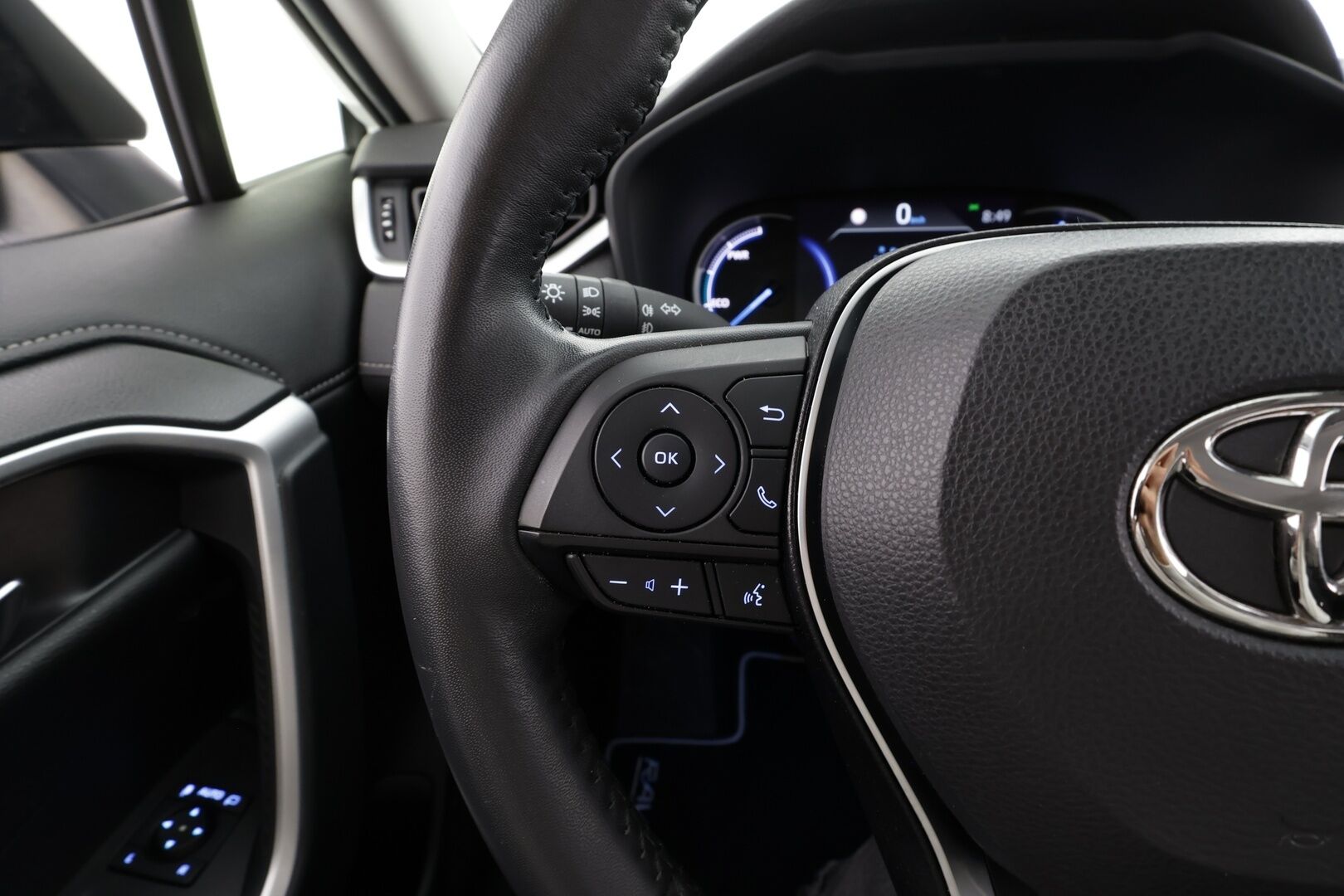 TOYOTA RAV4 2022 2,5 Hybrid AWD-i Active * ACC / P.kamera / LED / Kaistavahti / Apple&Android * - Kahdet renkaat alumiinivanteilla! / Juuri huollettu Toyotalla! / ALV