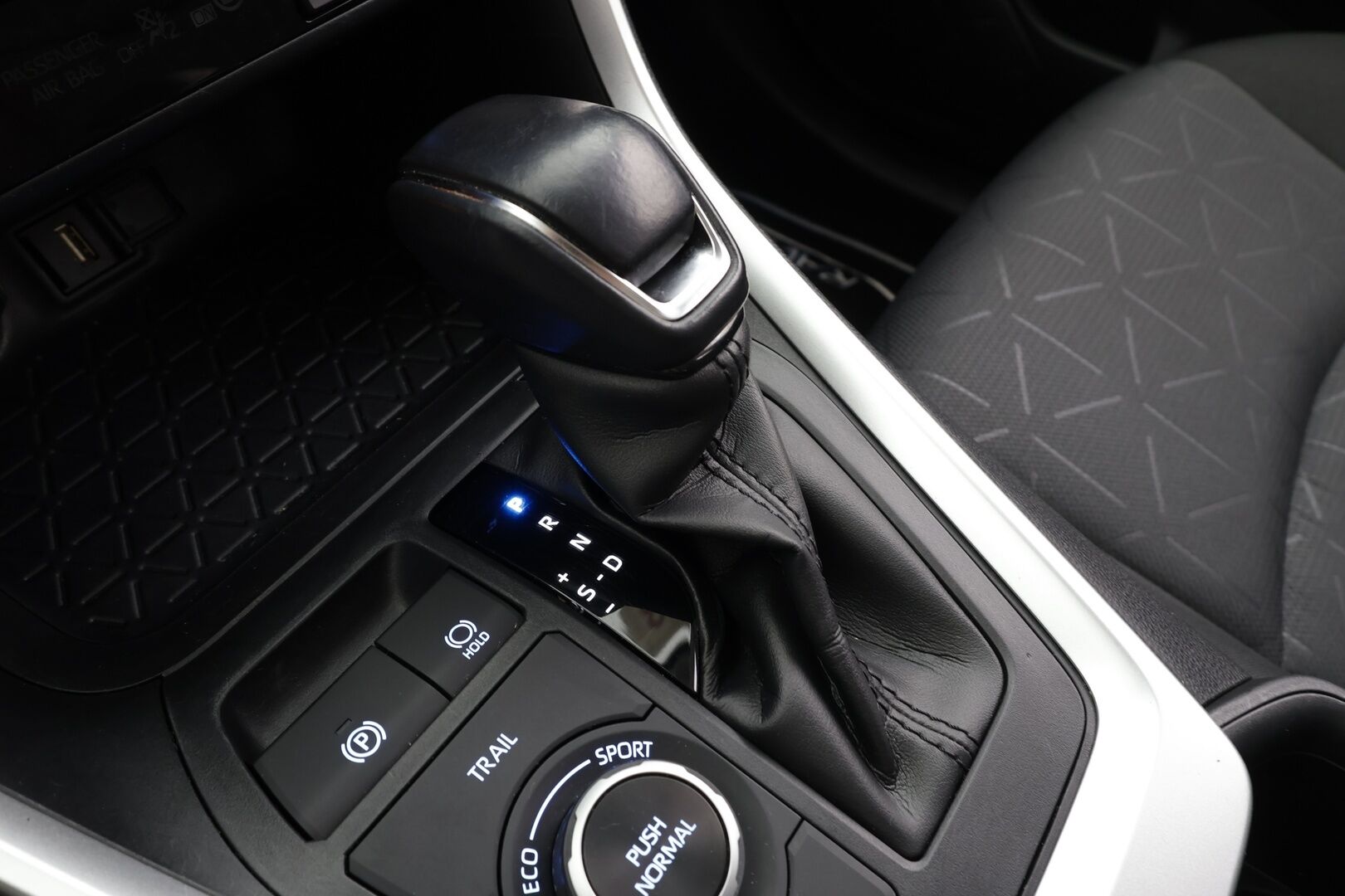 TOYOTA RAV4 2022 2,5 Hybrid AWD-i Active * ACC / P.kamera / LED / Kaistavahti / Apple&Android * - Kahdet renkaat alumiinivanteilla! / Juuri huollettu Toyotalla! / ALV