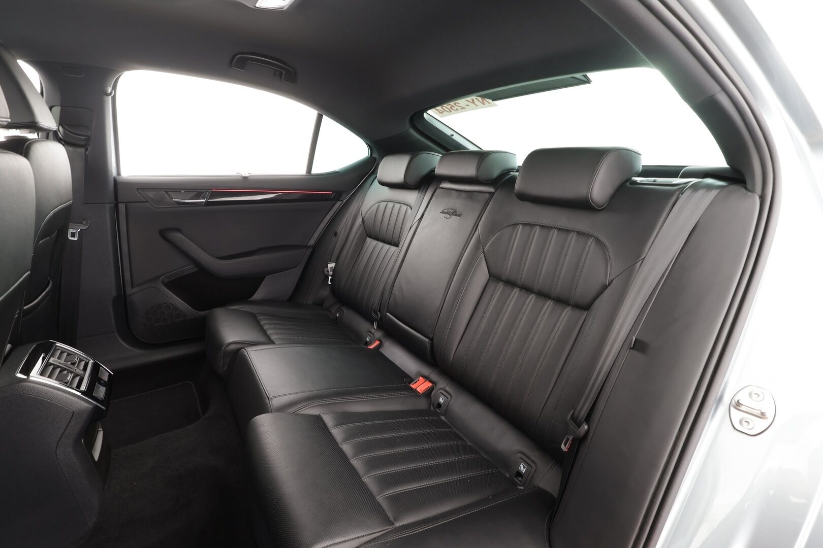 SKODA SUPERB 2019 2.0 TDI 4x4 SCR Business Edition L&K * ACC / P.kamera / Canton / Muistipenkit / Ilmastoidut nahat / Koukku / Navi * - KeylessGo / Lohkolämmitin / Merkkihuollettu / Laurin & Klement tyylinen ulkonäkö ja sisustus