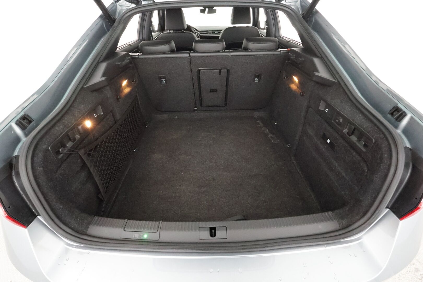 SKODA SUPERB 2019 2.0 TDI 4x4 SCR Business Edition L&K * ACC / P.kamera / Canton / Muistipenkit / Ilmastoidut nahat / Koukku / Navi * - KeylessGo / Lohkolämmitin / Merkkihuollettu / Laurin & Klement tyylinen ulkonäkö ja sisustus