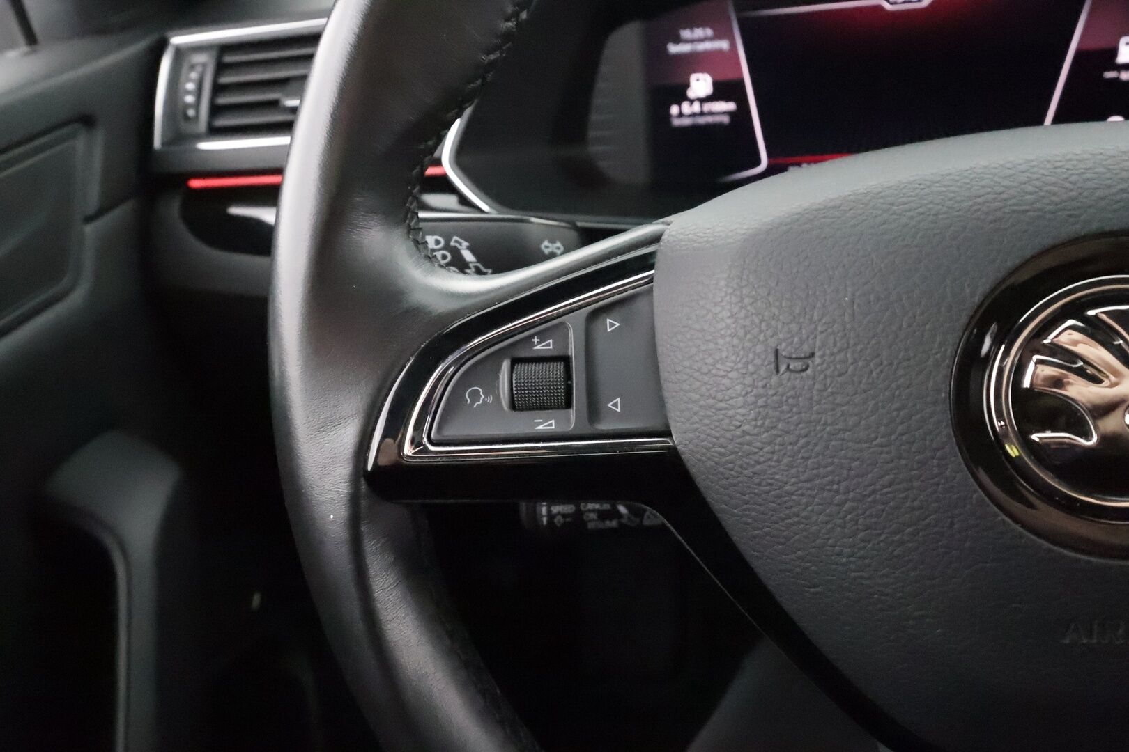 SKODA SUPERB 2019 2.0 TDI 4x4 SCR Business Edition L&K * ACC / P.kamera / Canton / Muistipenkit / Ilmastoidut nahat / Koukku / Navi * - KeylessGo / Lohkolämmitin / Merkkihuollettu / Laurin & Klement tyylinen ulkonäkö ja sisustus