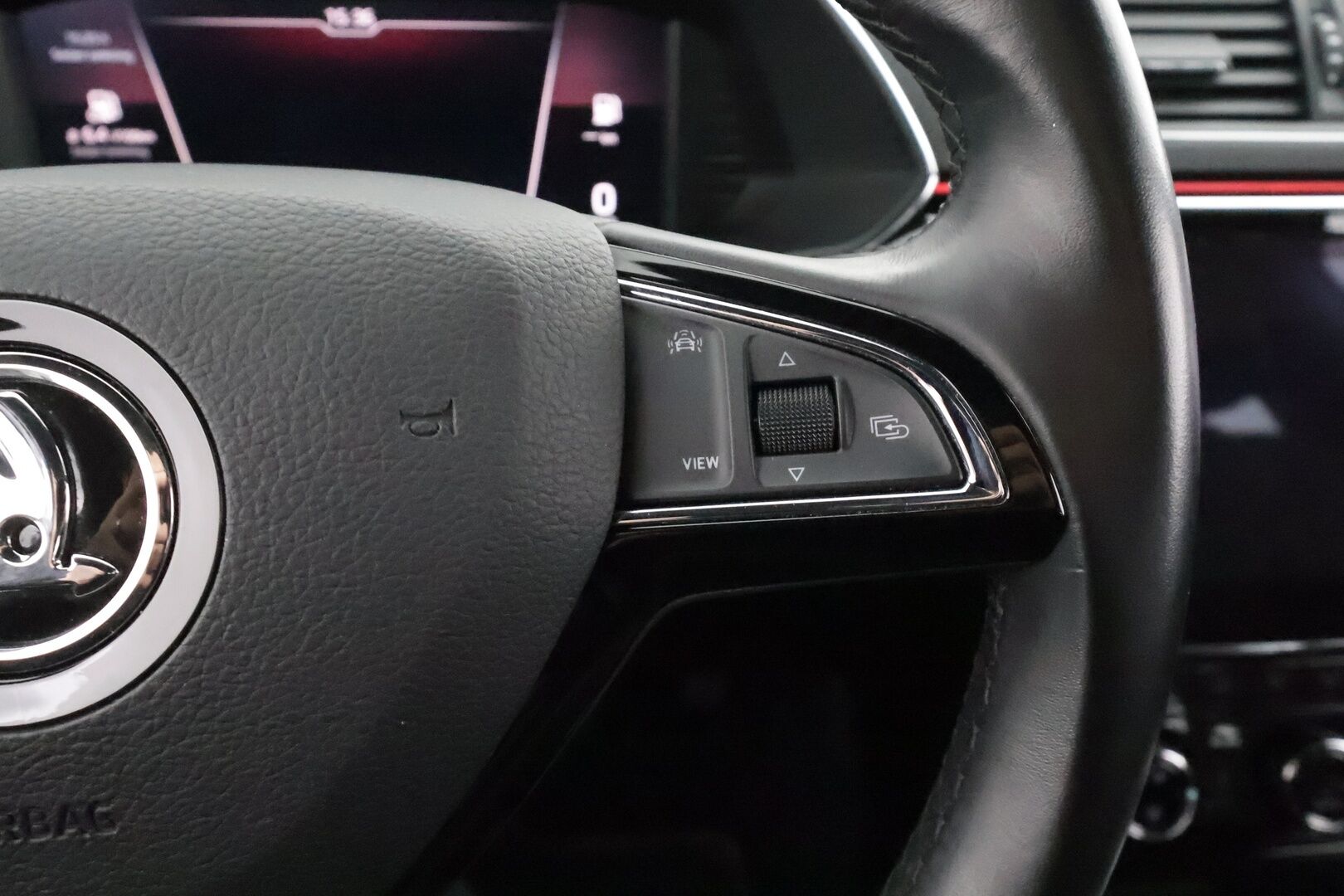 SKODA SUPERB 2019 2.0 TDI 4x4 SCR Business Edition L&K * ACC / P.kamera / Canton / Muistipenkit / Ilmastoidut nahat / Koukku / Navi * - KeylessGo / Lohkolämmitin / Merkkihuollettu / Laurin & Klement tyylinen ulkonäkö ja sisustus