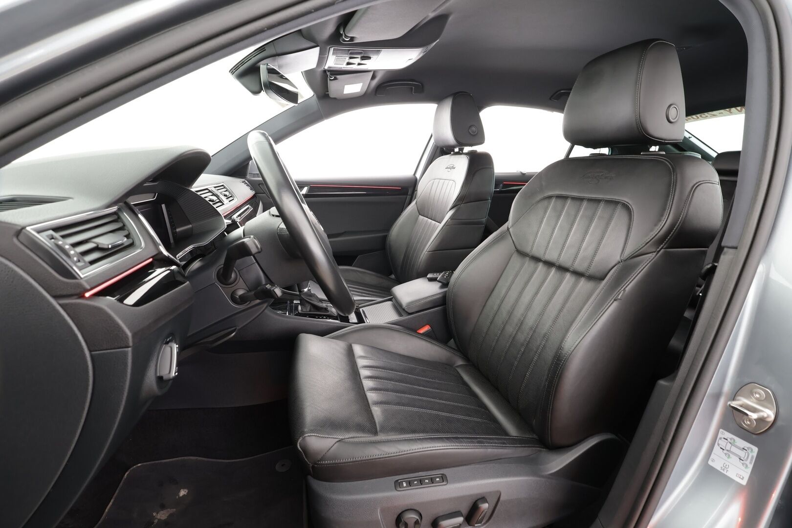 SKODA SUPERB 2019 2.0 TDI 4x4 SCR Business Edition L&K * ACC / P.kamera / Canton / Muistipenkit / Ilmastoidut nahat / Koukku / Navi * - KeylessGo / Lohkolämmitin / Merkkihuollettu / Laurin & Klement tyylinen ulkonäkö ja sisustus