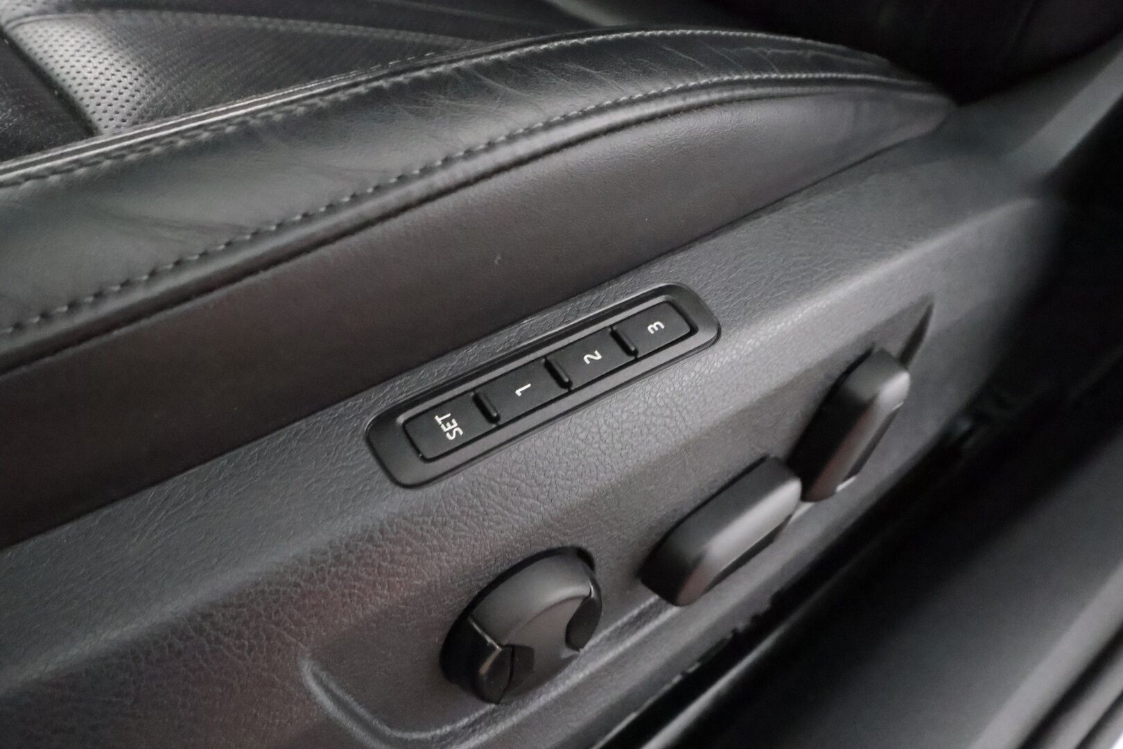 SKODA SUPERB 2019 2.0 TDI 4x4 SCR Business Edition L&K * ACC / P.kamera / Canton / Muistipenkit / Ilmastoidut nahat / Koukku / Navi * - KeylessGo / Lohkolämmitin / Merkkihuollettu / Laurin & Klement tyylinen ulkonäkö ja sisustus