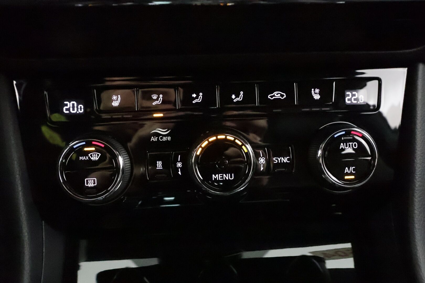 SKODA SUPERB 2019 2.0 TDI 4x4 SCR Business Edition L&K * ACC / P.kamera / Canton / Muistipenkit / Ilmastoidut nahat / Koukku / Navi * - KeylessGo / Lohkolämmitin / Merkkihuollettu / Laurin & Klement tyylinen ulkonäkö ja sisustus