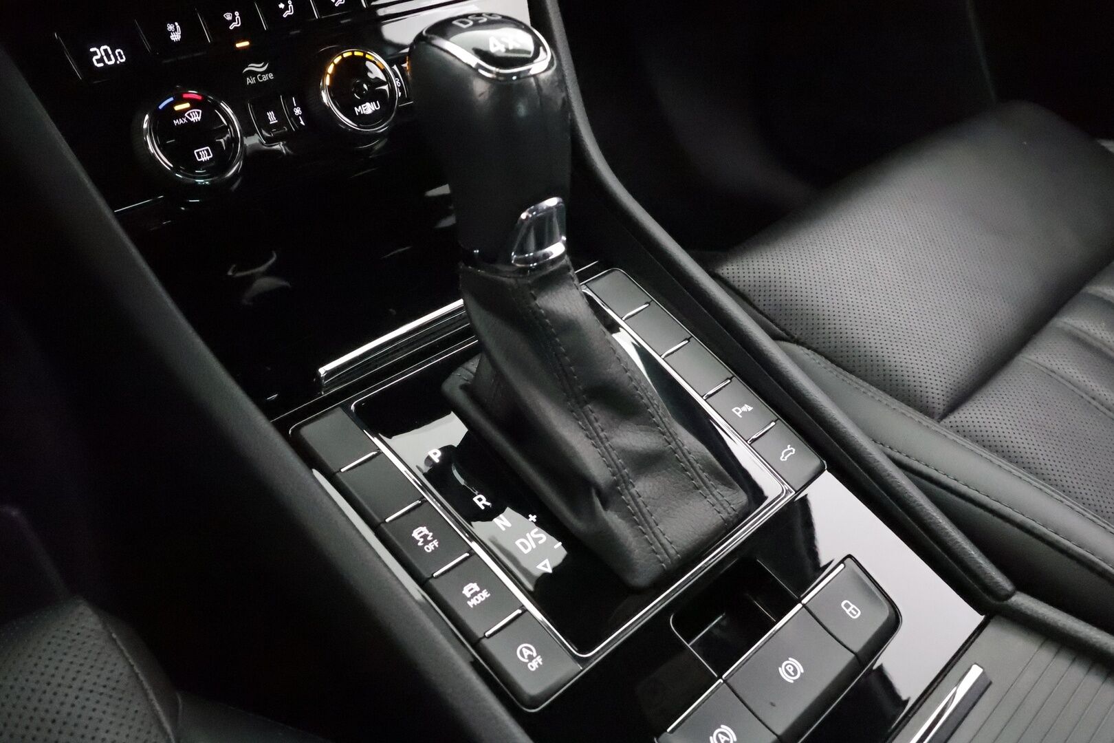 SKODA SUPERB 2019 2.0 TDI 4x4 SCR Business Edition L&K * ACC / P.kamera / Canton / Muistipenkit / Ilmastoidut nahat / Koukku / Navi * - KeylessGo / Lohkolämmitin / Merkkihuollettu / Laurin & Klement tyylinen ulkonäkö ja sisustus