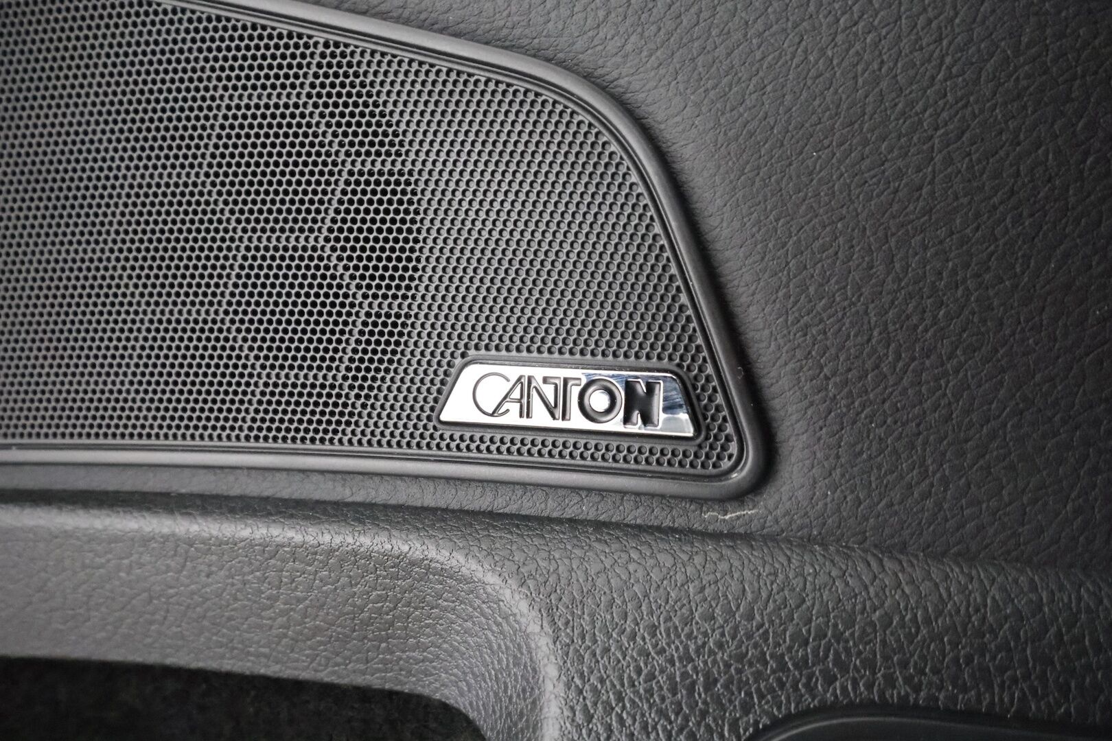 SKODA SUPERB 2019 2.0 TDI 4x4 SCR Business Edition L&K * ACC / P.kamera / Canton / Muistipenkit / Ilmastoidut nahat / Koukku / Navi * - KeylessGo / Lohkolämmitin / Merkkihuollettu / Laurin & Klement tyylinen ulkonäkö ja sisustus