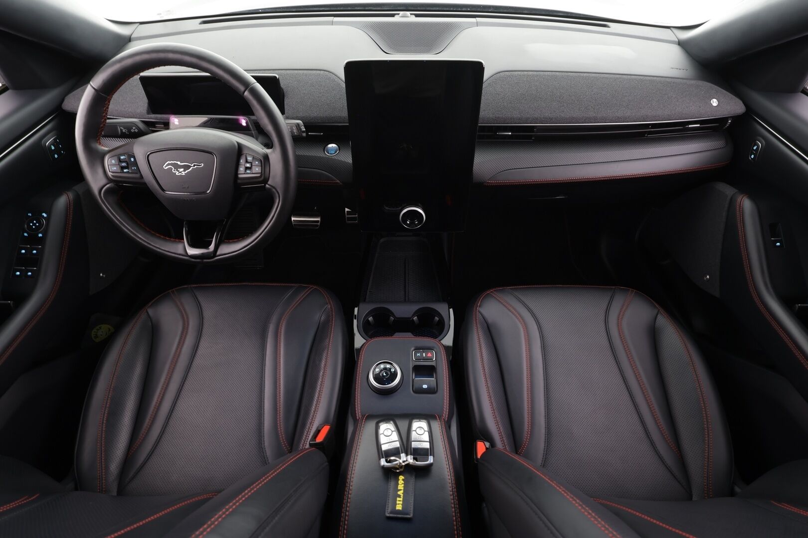 FORD MUSTANG MACH-E 2022 98kWh 351hv A1 AWD First Edition * Koukku / ACC / LED / B&O / Muistipenkki / 360° / Navi / Kaistavahti / Keyless * - 2x Latauskaapelit / Merkkihuollot - HULLUT BLACKWEEK JATKOT - KORKOTARJOUS 2,49%