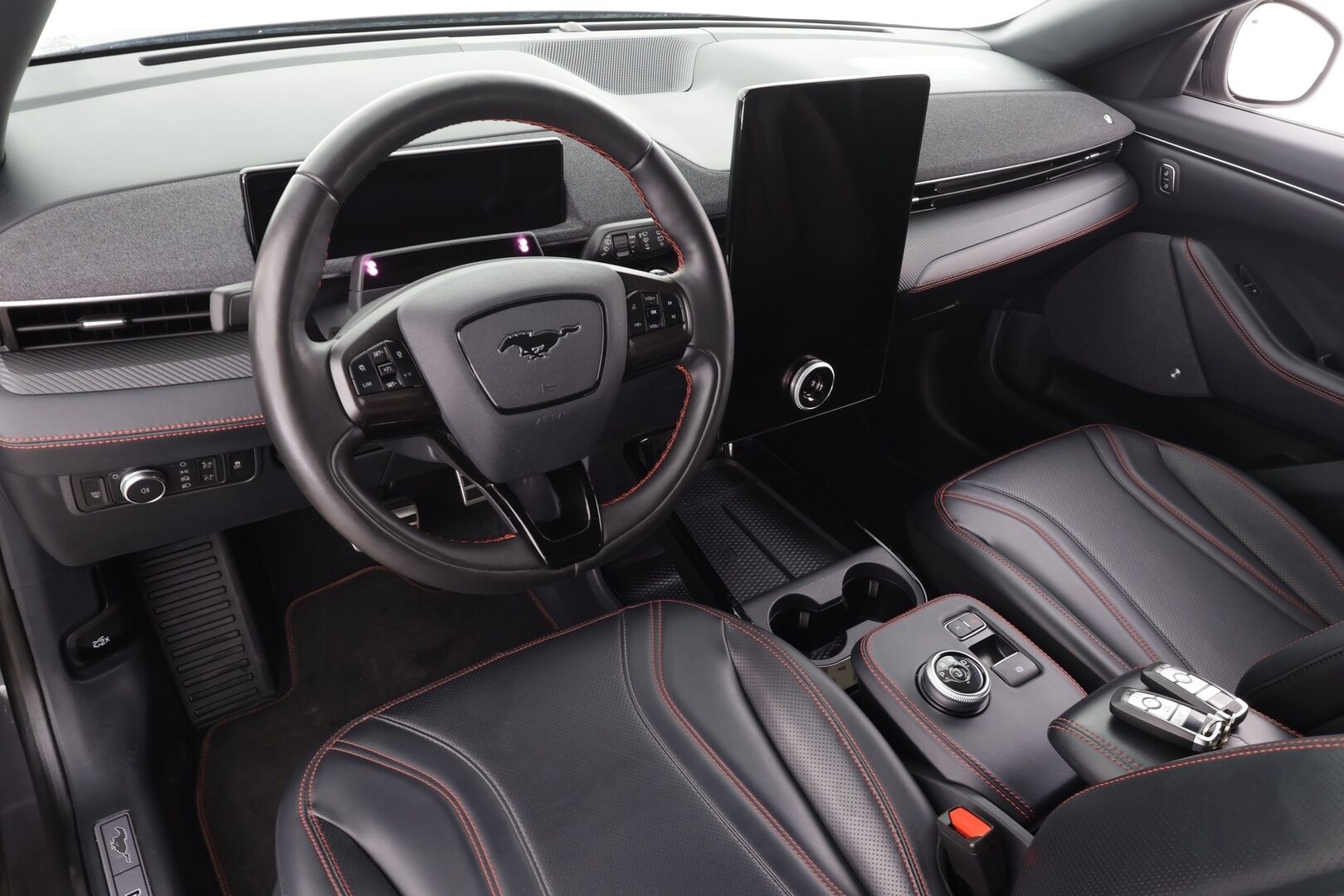 FORD MUSTANG MACH-E 2022 98kWh 351hv A1 AWD First Edition * Koukku / ACC / LED / B&O / Muistipenkki / 360° / Navi / Kaistavahti / Keyless * - 2x Latauskaapelit / Merkkihuollot - HULLUT BLACKWEEK JATKOT - KORKOTARJOUS 2,49%