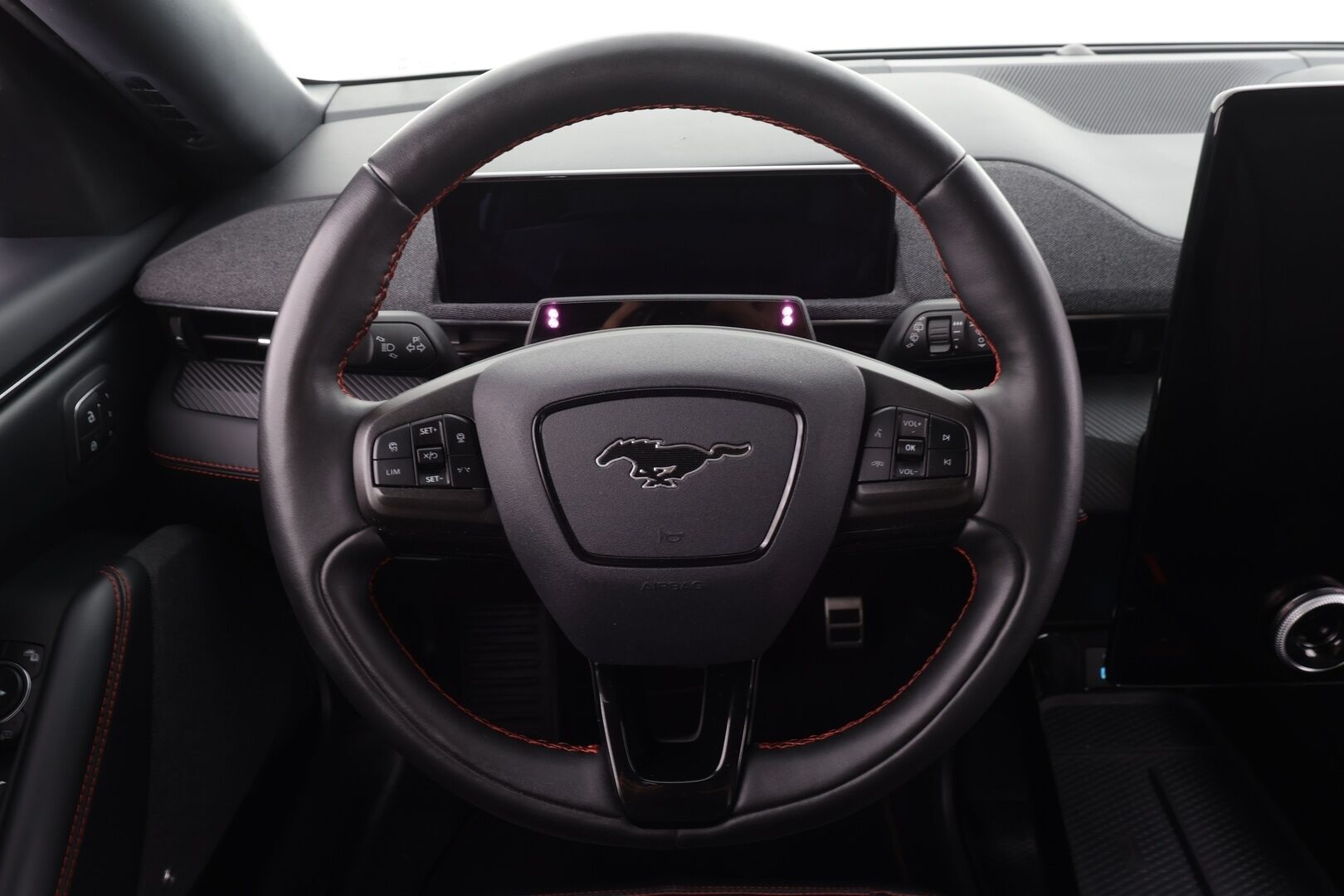 FORD MUSTANG MACH-E 2022 98kWh 351hv A1 AWD First Edition * Koukku / ACC / LED / B&O / Muistipenkki / 360° / Navi / Kaistavahti / Keyless * - 2x Latauskaapelit / Merkkihuollot - HULLUT BLACKWEEK JATKOT - KORKOTARJOUS 2,49%