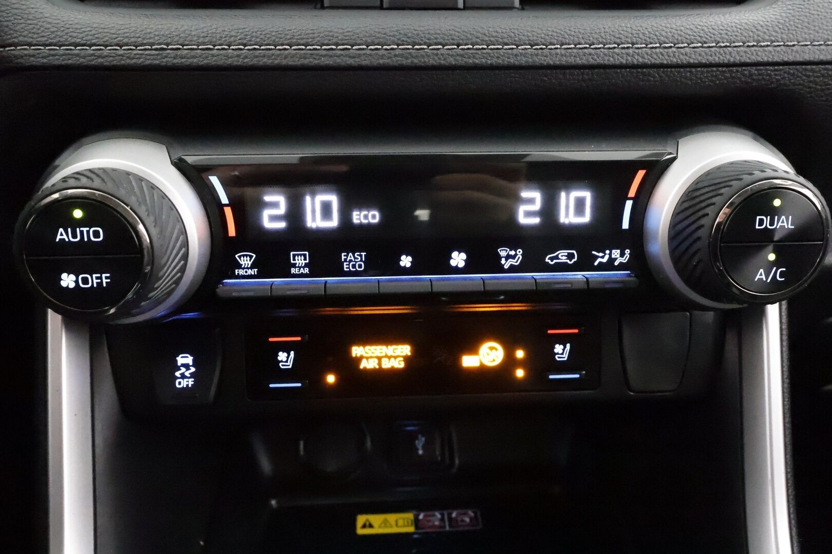 TOYOTA RAV4 2022 Hybrid 2,5 AWD-i Premium * ACC / 360° / Muistipenkki / Koukku / LED / Ilmastoidut nahat / KeylessGo / Ratinlämmitin * - Kahdet renkaat aluvanteilla - HULLU BLACKWEEK KORKOTARJOUS 2,49%