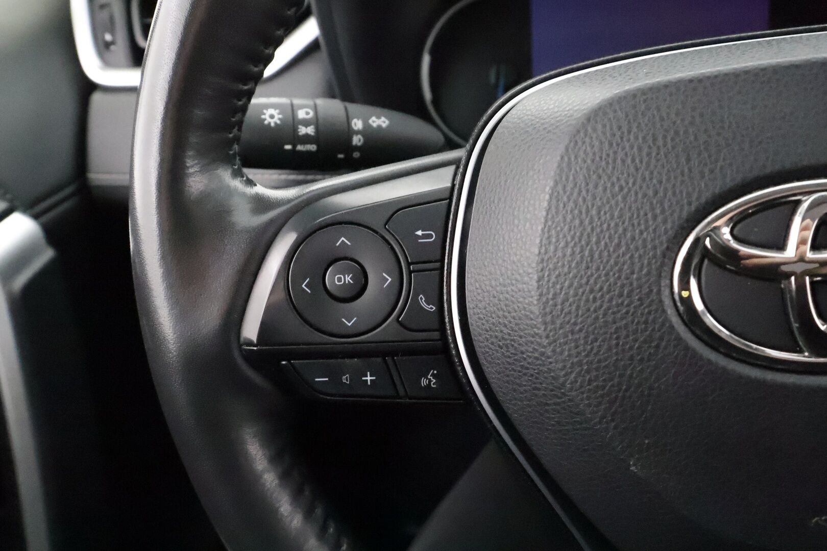 TOYOTA RAV4 2022 Hybrid 2,5 AWD-i Premium * ACC / 360° / Muistipenkki / Koukku / LED / Ilmastoidut nahat / KeylessGo / Ratinlämmitin * - Kahdet renkaat aluvanteilla - HULLU BLACKWEEK KORKOTARJOUS 2,49%