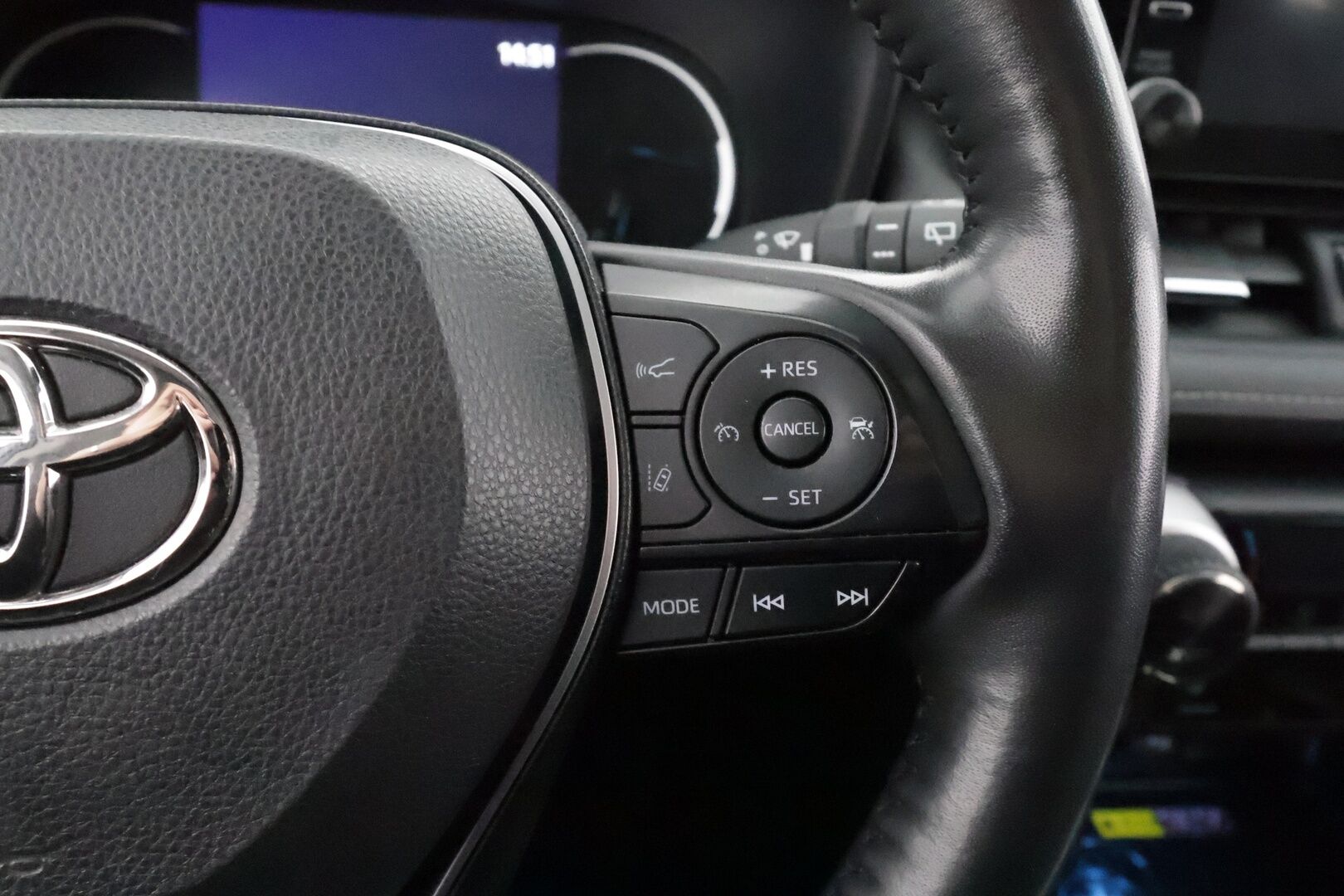 TOYOTA RAV4 2022 Hybrid 2,5 AWD-i Premium * ACC / 360° / Muistipenkki / Koukku / LED / Ilmastoidut nahat / KeylessGo / Ratinlämmitin * - Kahdet renkaat aluvanteilla - HULLU BLACKWEEK KORKOTARJOUS 2,49%