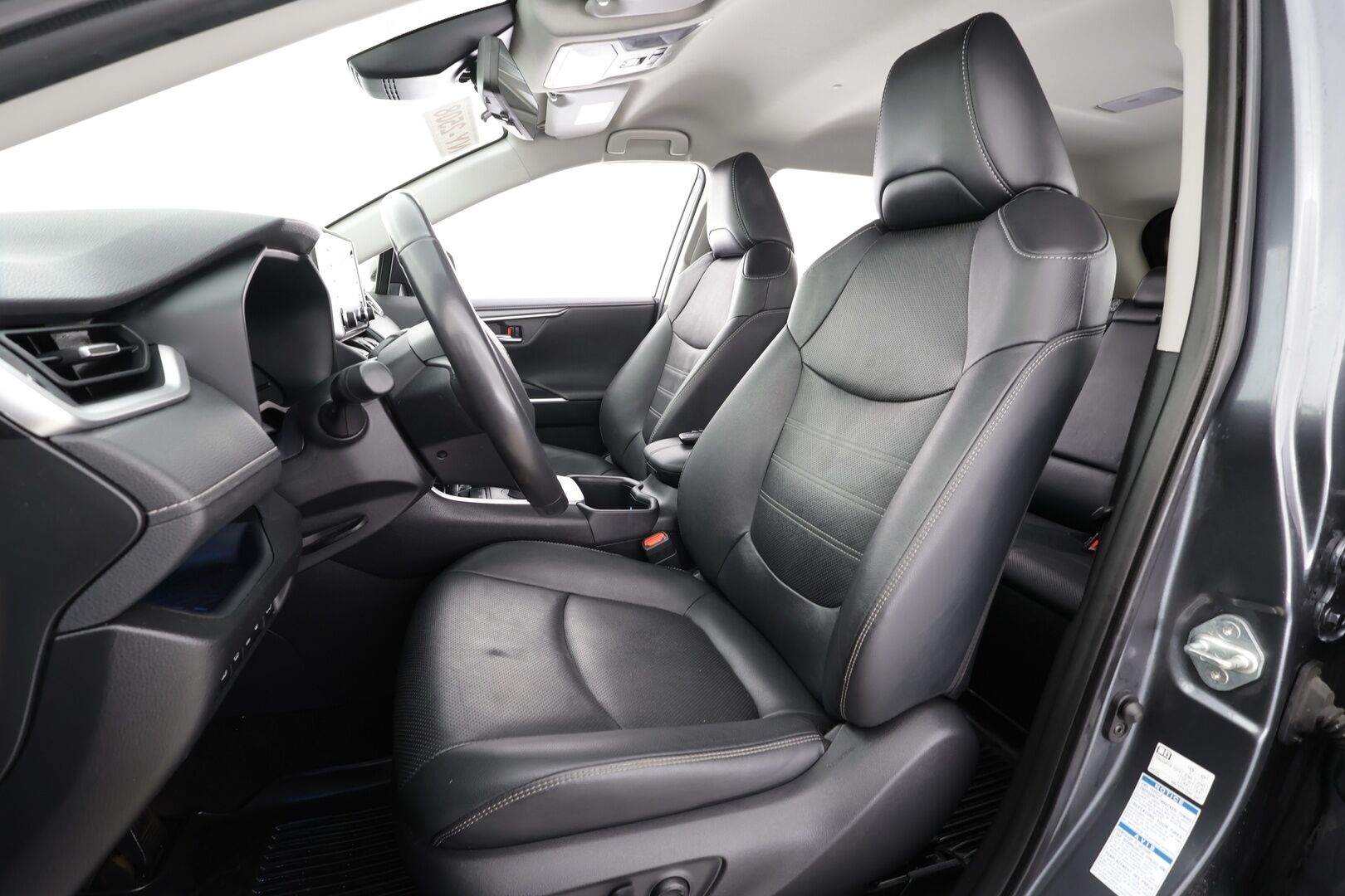 TOYOTA RAV4 2022 Hybrid 2,5 AWD-i Premium * ACC / 360° / Muistipenkki / Koukku / LED / Ilmastoidut nahat / KeylessGo / Ratinlämmitin * - Kahdet renkaat aluvanteilla - HULLU BLACKWEEK KORKOTARJOUS 2,49%