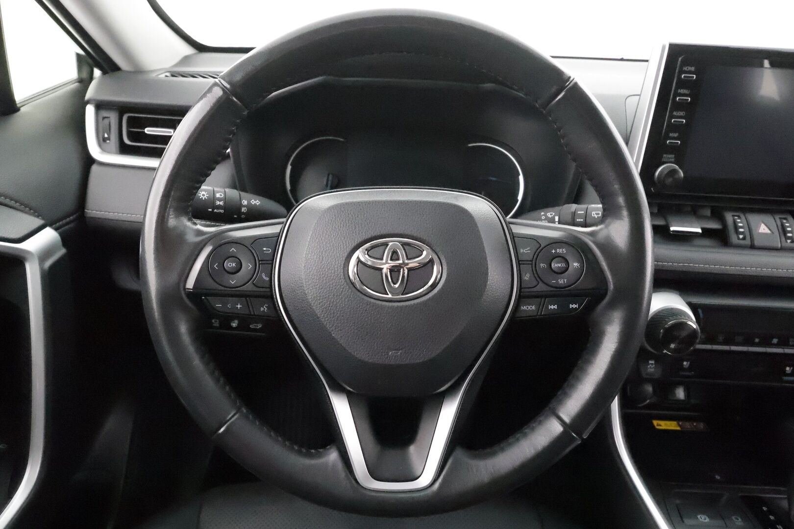 TOYOTA RAV4 2022 Hybrid 2,5 AWD-i Premium * ACC / 360° / Muistipenkki / Koukku / LED / Ilmastoidut nahat / KeylessGo / Ratinlämmitin * - Kahdet renkaat aluvanteilla - HULLU BLACKWEEK KORKOTARJOUS 2,49%