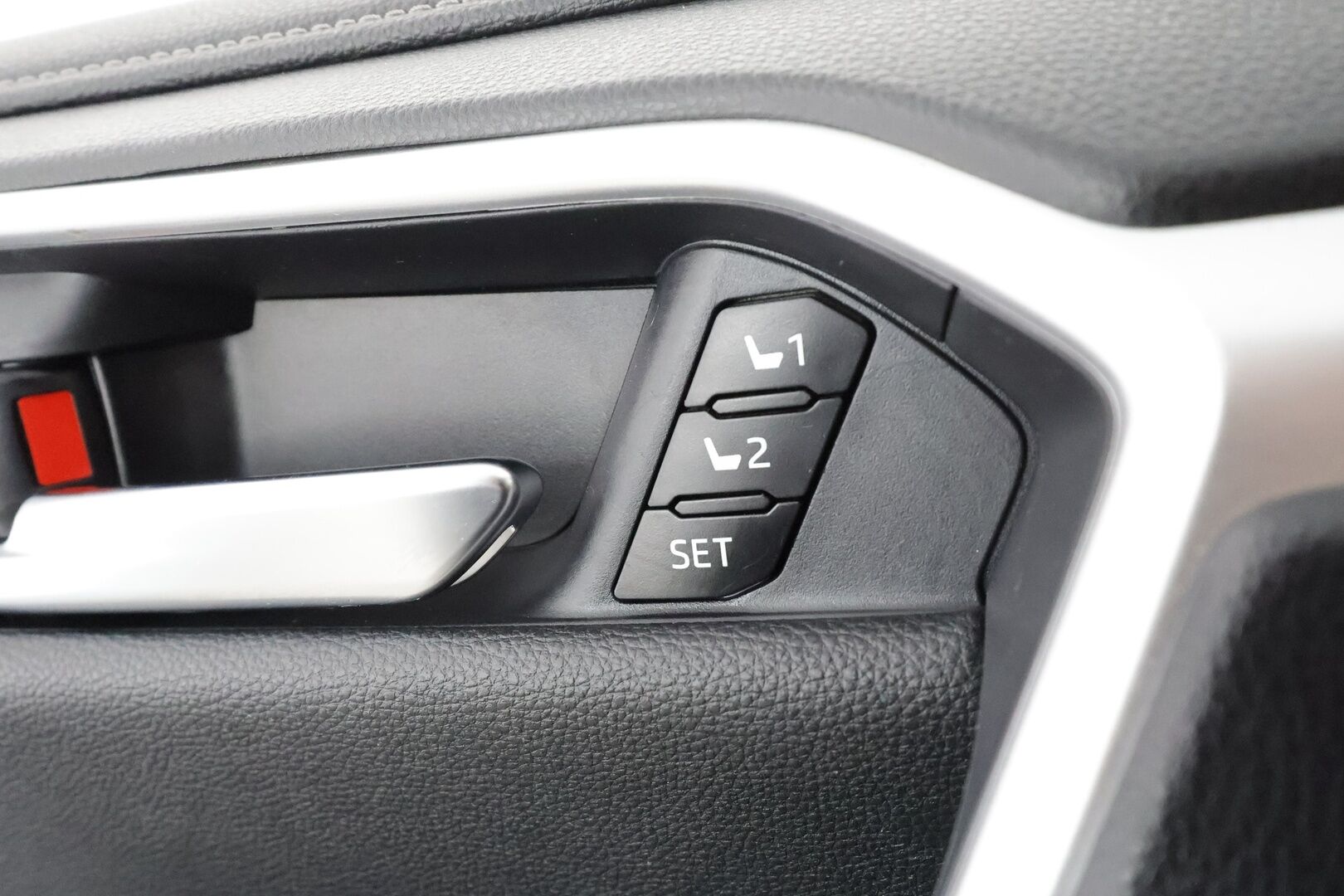 TOYOTA RAV4 2022 Hybrid 2,5 AWD-i Premium * ACC / 360° / Muistipenkki / Koukku / LED / Ilmastoidut nahat / KeylessGo / Ratinlämmitin * - Kahdet renkaat aluvanteilla - HULLU BLACKWEEK KORKOTARJOUS 2,49%