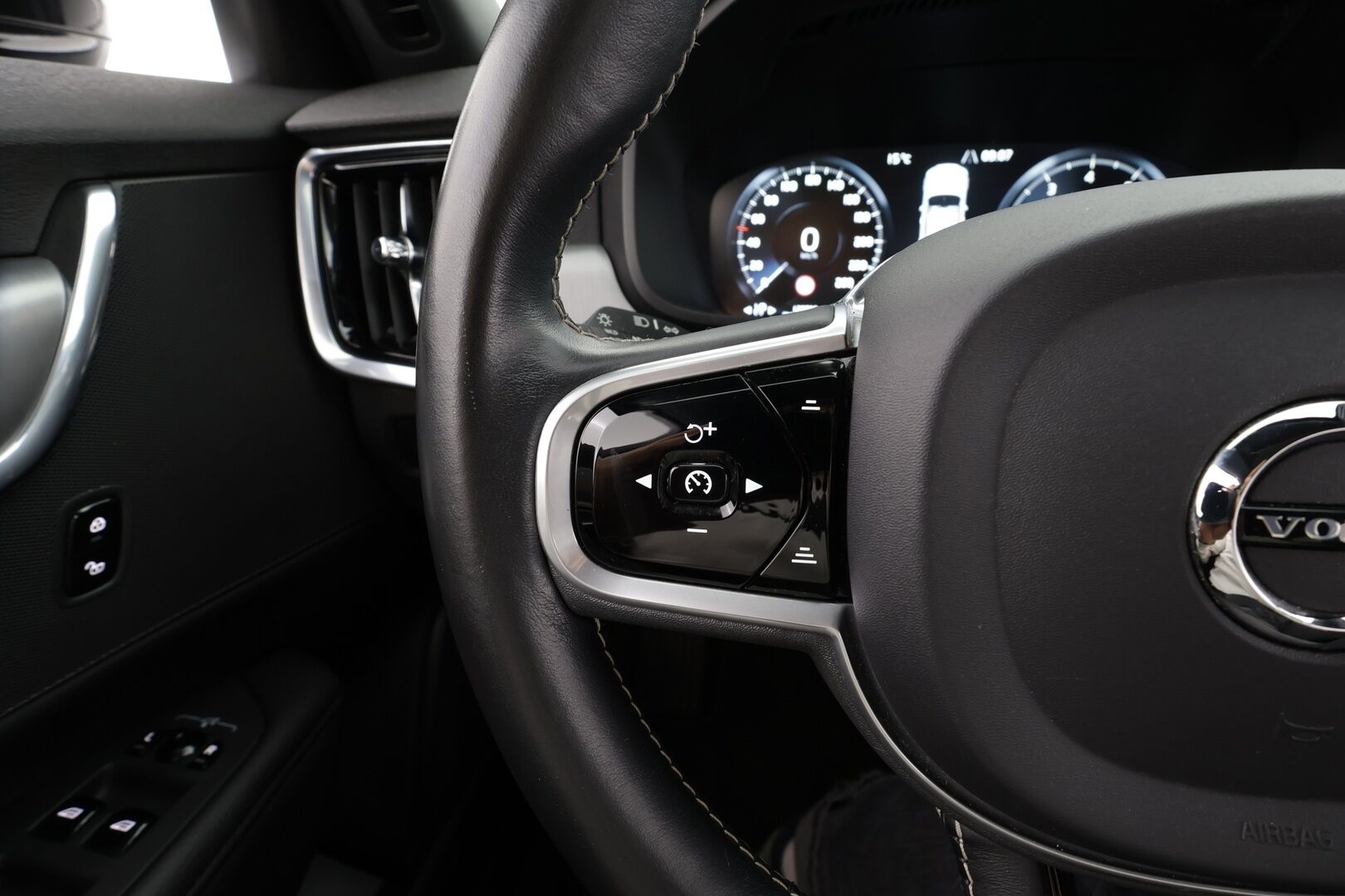 Volvo V90 2020 T5 Momentum Pro * ACC / P.kamera / Full LED / Navi / Nahat / Digimittaristo / Sähköluukku * - Merkkihuollettu - HULLU BLACKWEEK KORKOTARJOUS 2,49%