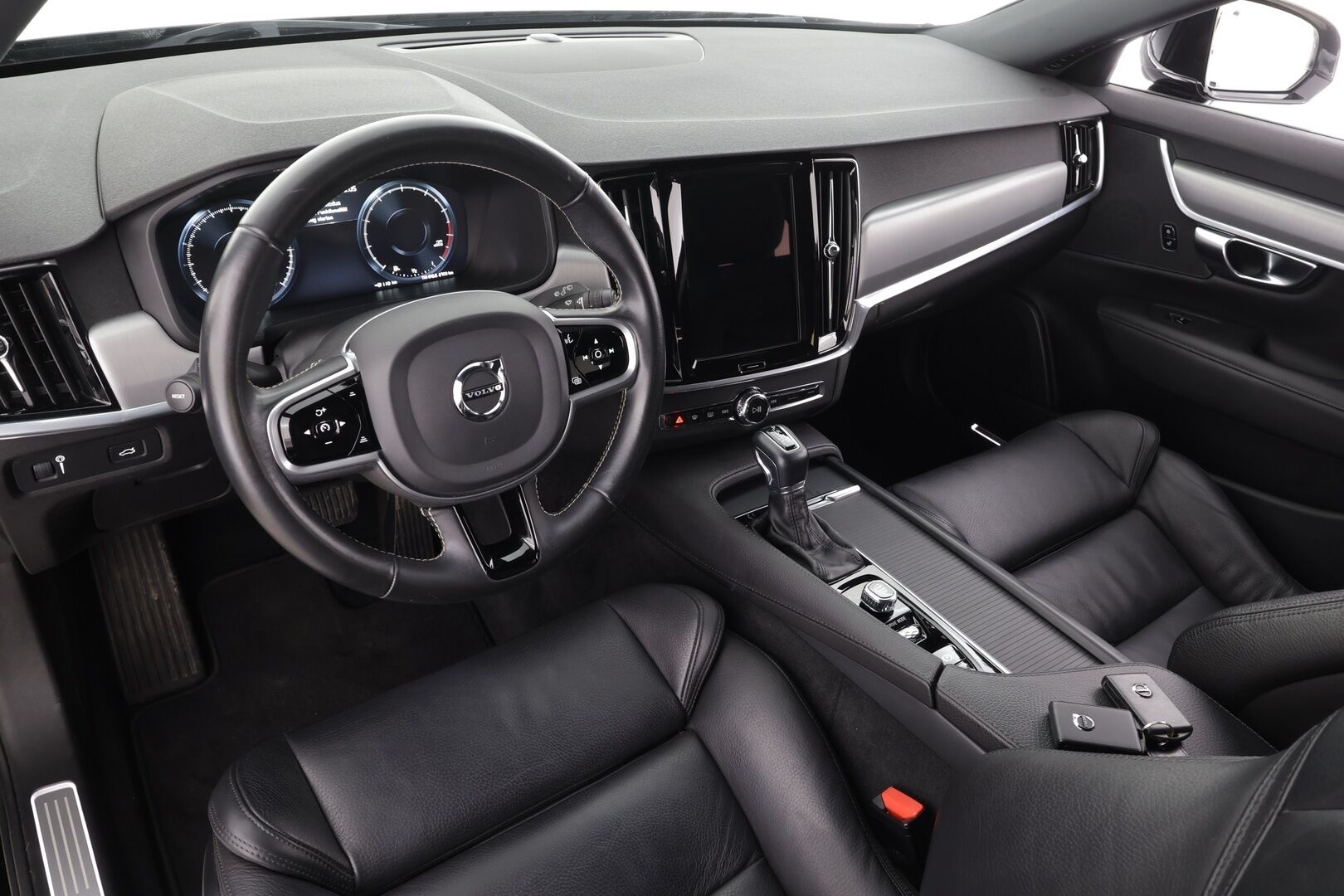 Volvo V90 2020 T5 Momentum Pro * ACC / P.kamera / Full LED / Navi / Nahat / Digimittaristo / Sähköluukku * - Merkkihuollettu - HULLU BLACKWEEK KORKOTARJOUS 2,49%