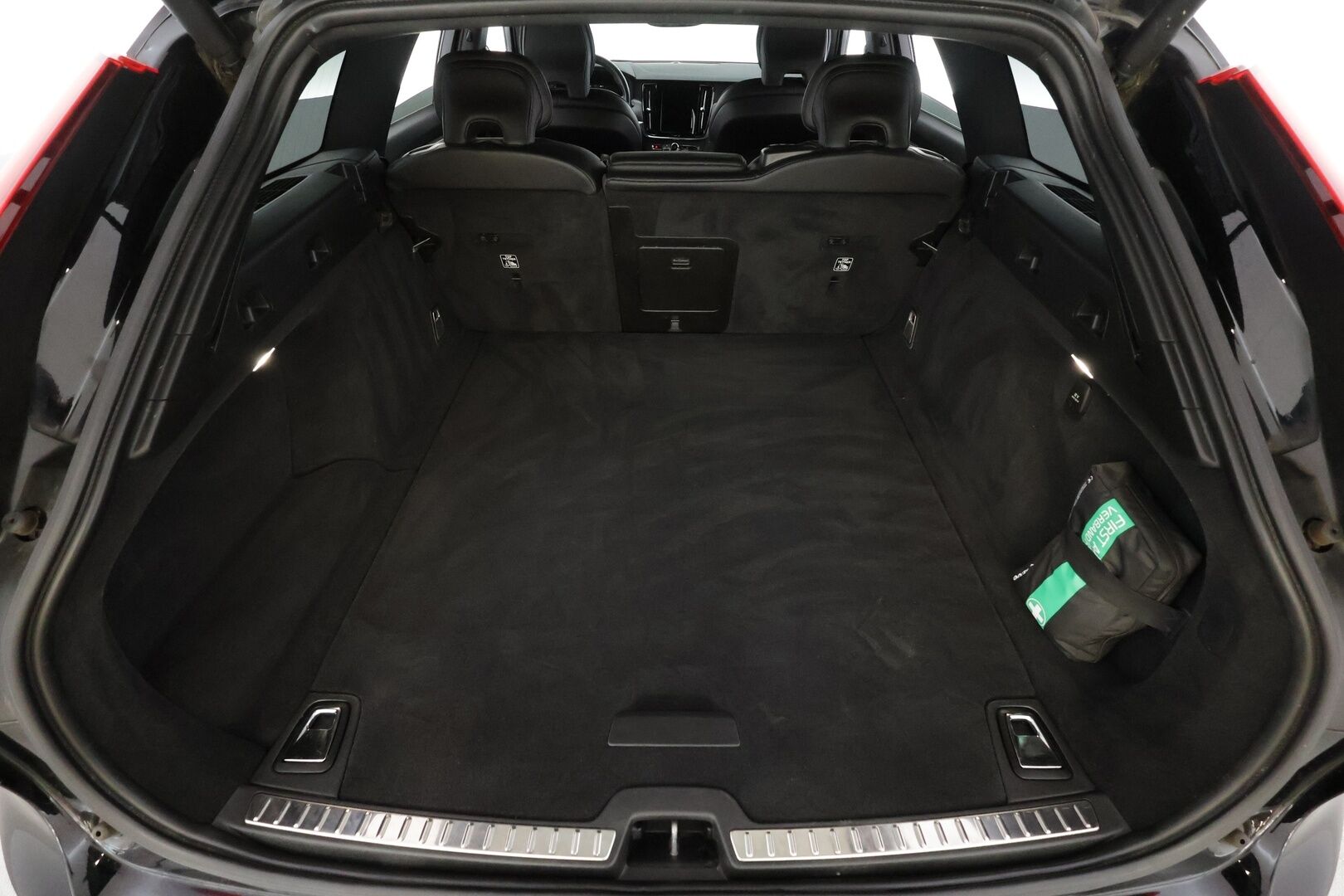 Volvo V90 2020 T5 Momentum Pro * ACC / P.kamera / Full LED / Navi / Nahat / Digimittaristo / Sähköluukku * - Merkkihuollettu - HULLU BLACKWEEK KORKOTARJOUS 2,49%