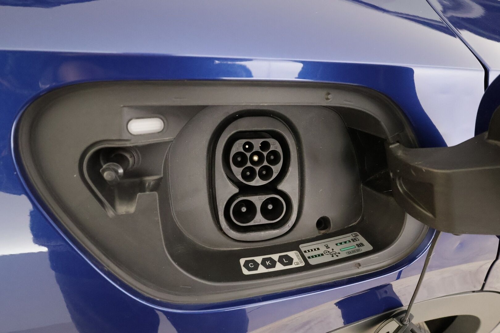 VOLKSWAGEN ID.5 2023 150kW Performance Style Plus * ACC / 360° / LED / Navi / Muistipenkit hieronnalla / ILP / Puolinahat / KeylessGo * - Kahdet renkaat aluvanteilla - HULLU BLACKWEEK KORKOTARJOUS 2,49%