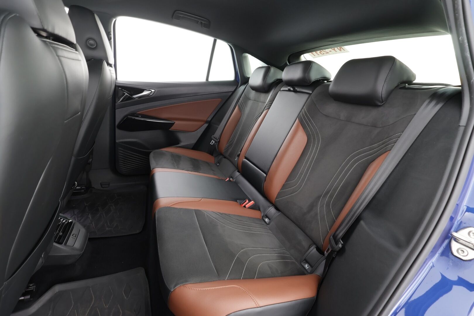 VOLKSWAGEN ID.5 2023 150kW Performance Style Plus * ACC / 360° / LED / Navi / Muistipenkit hieronnalla / ILP / Puolinahat / KeylessGo * - Kahdet renkaat aluvanteilla - HULLU BLACKWEEK KORKOTARJOUS 2,49%