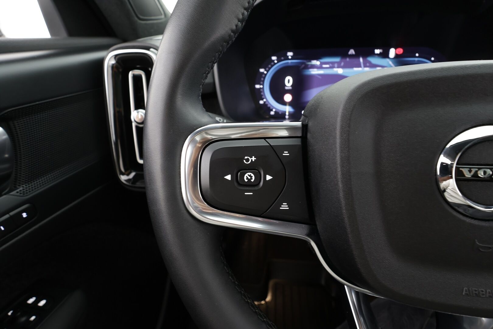 Volvo C40 2023 Recharge Single Motor Plus * ACC / P.kamera / ILP / Lasikatto / LED / Navi / Muistipenkki / BLIS / Sähköluukku / KeylessGo * - Akku kuntotarkastettu / Merkkihuollettu