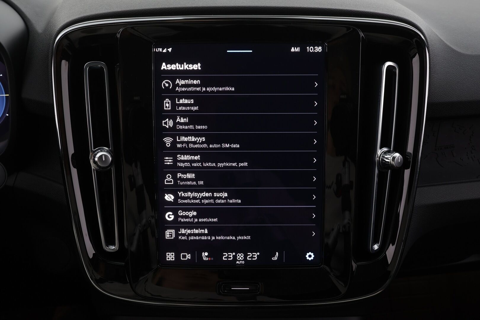 Volvo C40 2023 Recharge Single Motor Plus * ACC / P.kamera / ILP / Lasikatto / LED / Navi / Muistipenkki / BLIS / Sähköluukku / KeylessGo * - Merkkihuollettu - HULLU BLACKWEEK KORKOTARJOUS 2,49%