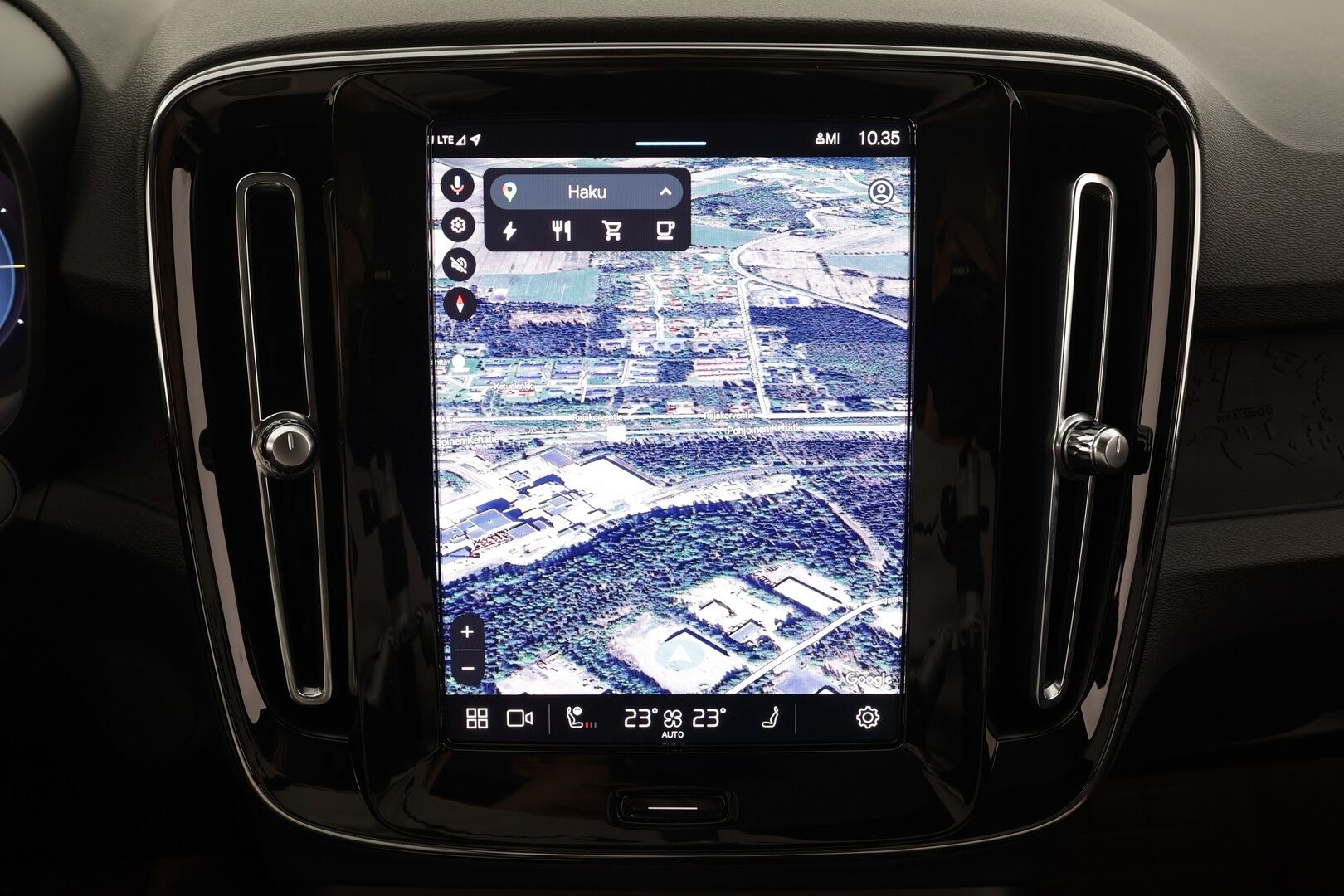 Volvo C40 2023 Recharge Single Motor Plus * ACC / P.kamera / ILP / Lasikatto / LED / Navi / Muistipenkki / BLIS / Sähköluukku / KeylessGo * - Merkkihuollettu - HULLU BLACKWEEK KORKOTARJOUS 2,49%