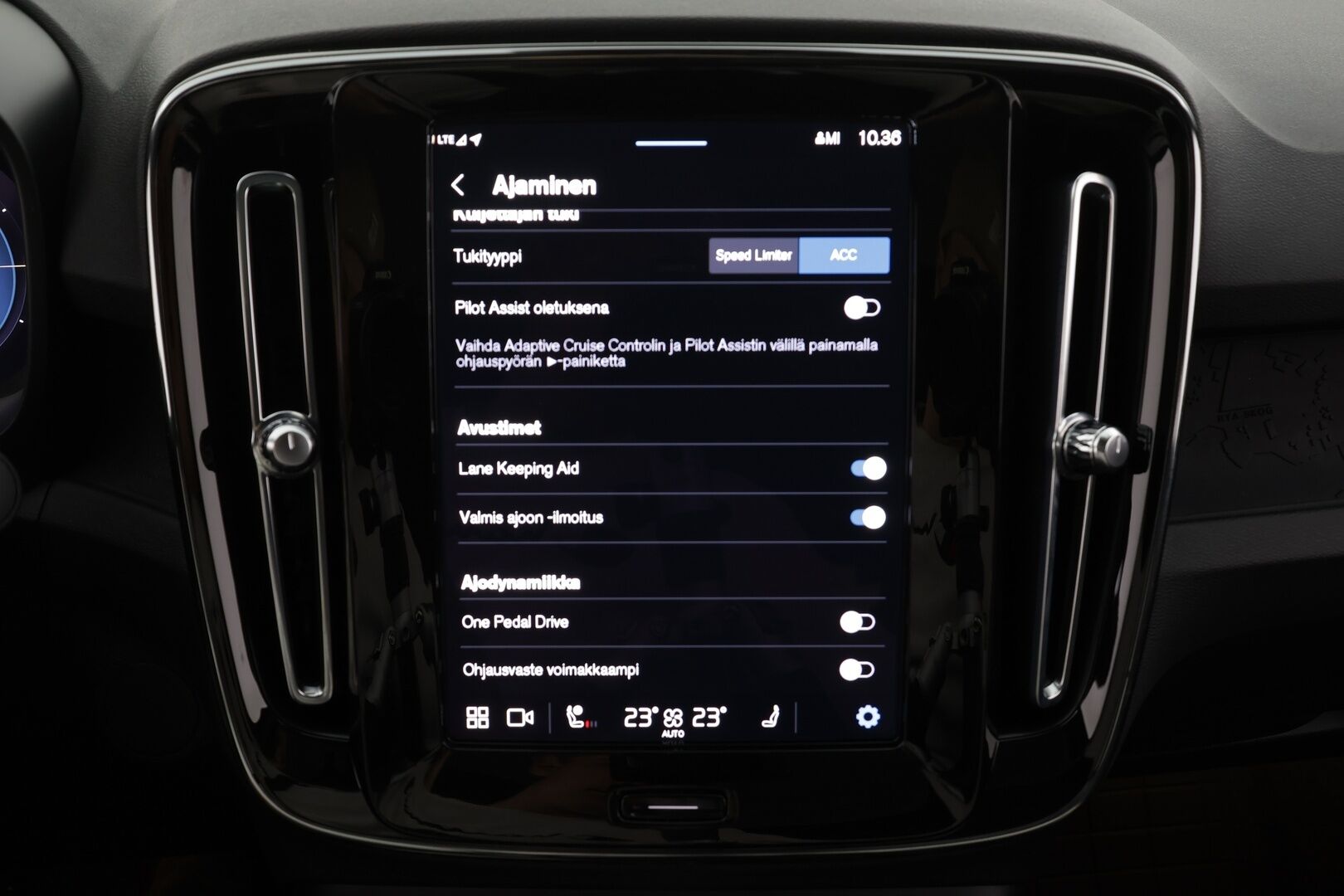 Volvo C40 2023 Recharge Single Motor Plus * ACC / P.kamera / ILP / Lasikatto / LED / Navi / Muistipenkki / BLIS / Sähköluukku / KeylessGo * - Merkkihuollettu - HULLU BLACKWEEK KORKOTARJOUS 2,49%