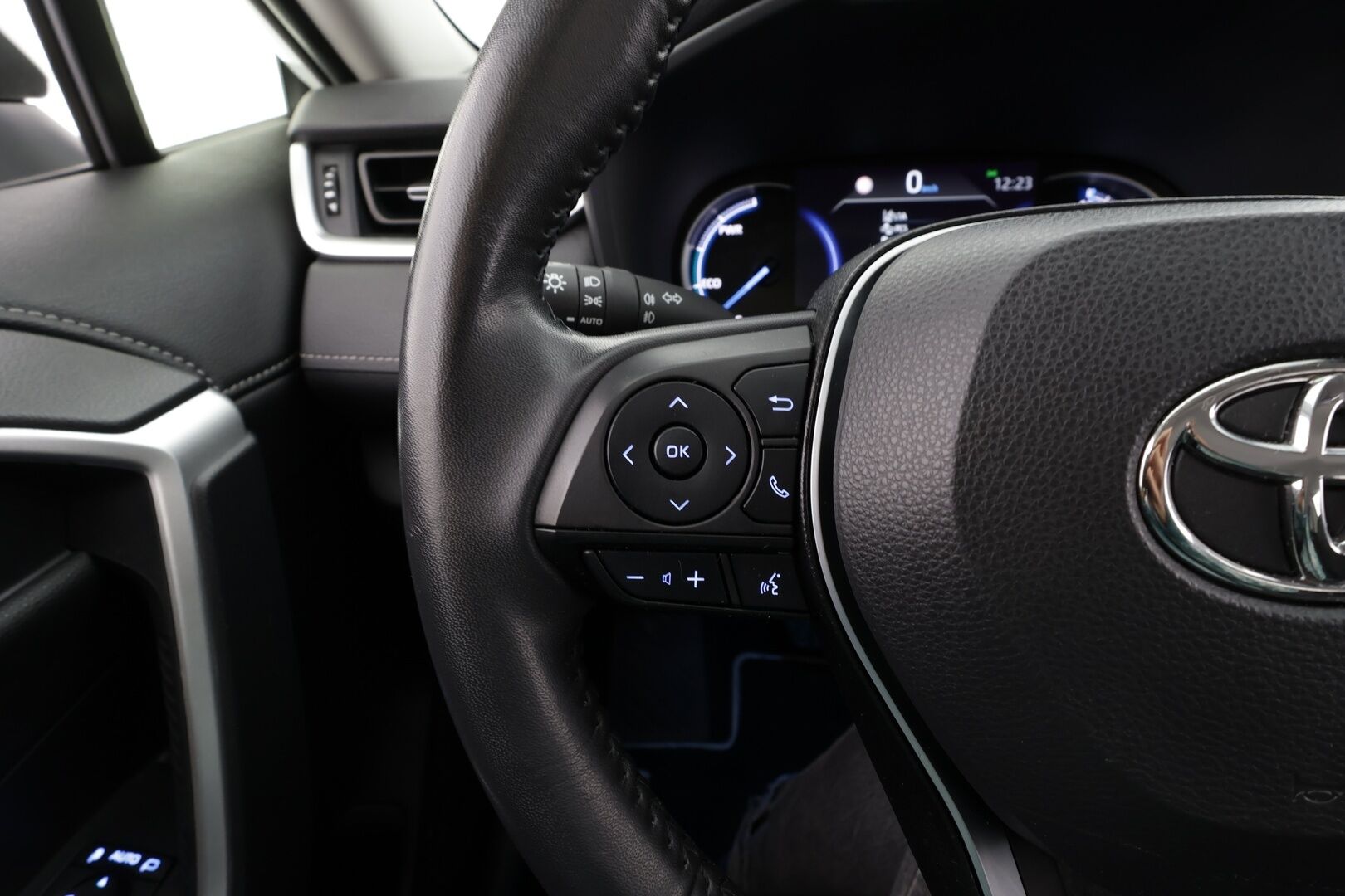 TOYOTA RAV4 2022 2,5 Hybrid AWD-i Active * ACC / P.kamera / LED / Kaistavahti / Apple&Android * - 2x renkaat aluvanteilla ja uudehkot nastat talveksi / Kaukovaloautomatiikka / Kaistavahti