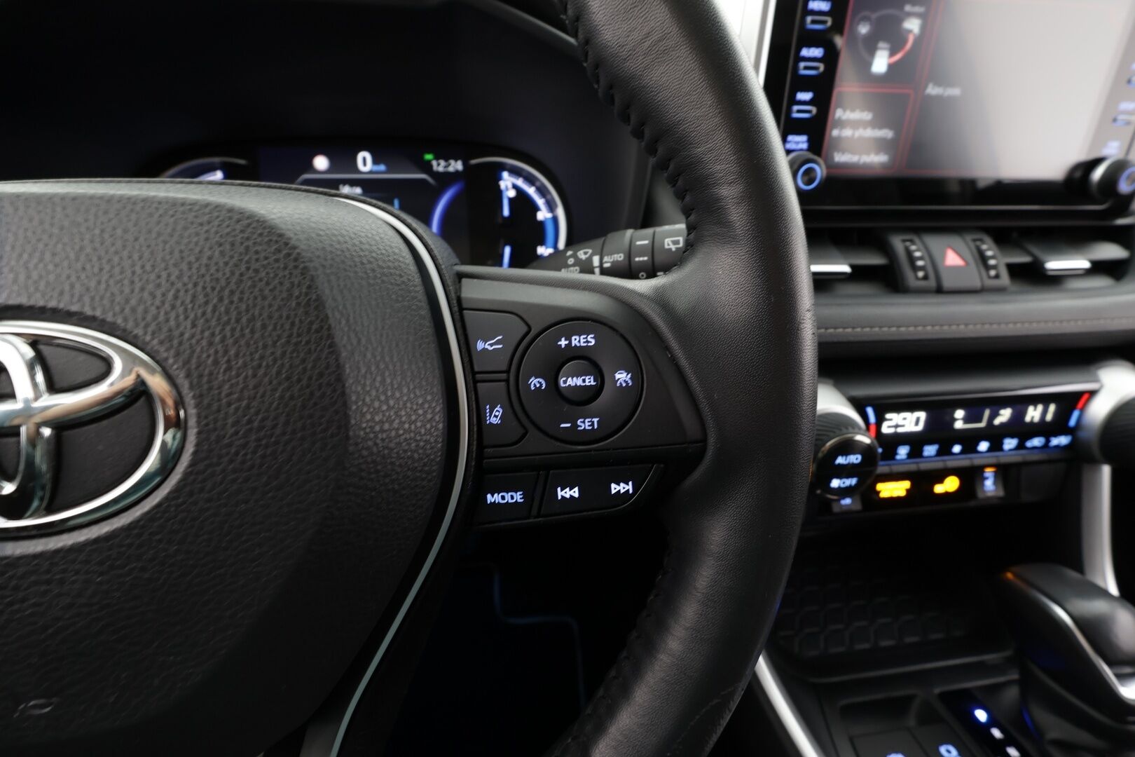 TOYOTA RAV4 2022 2,5 Hybrid AWD-i Active * ACC / P.kamera / LED / Kaistavahti / Apple&Android * - 2x renkaat aluvanteilla ja uudehkot nastat talveksi / Kaukovaloautomatiikka / Kaistavahti