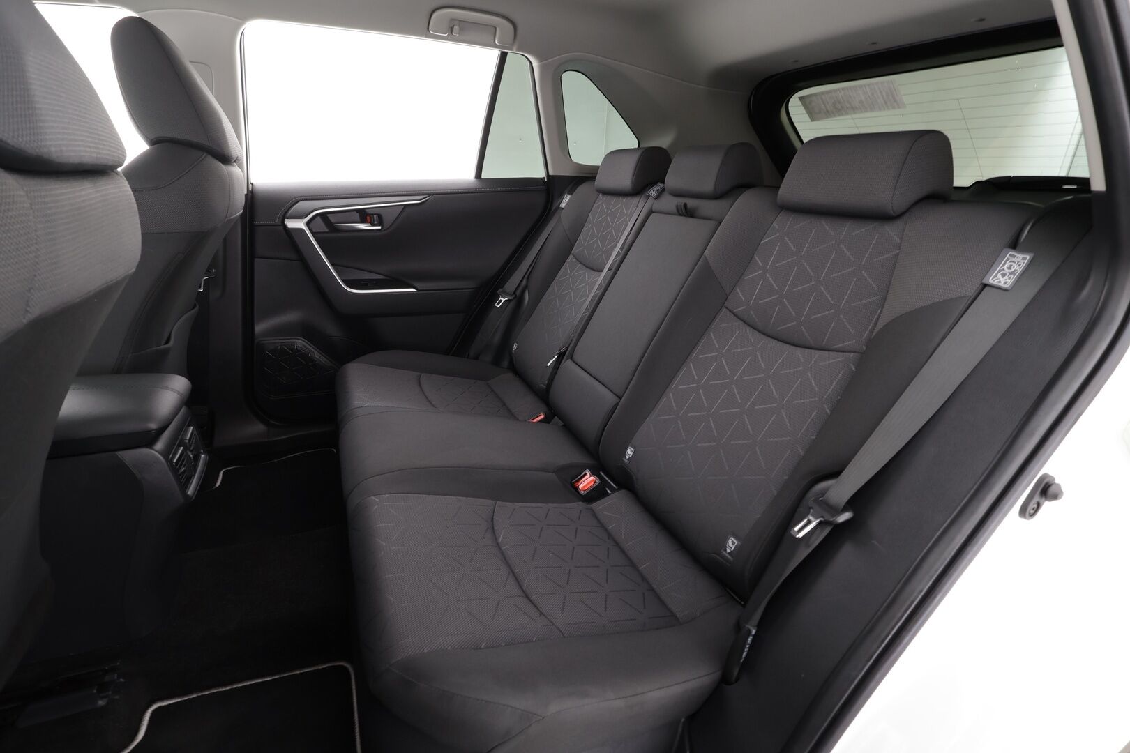 TOYOTA RAV4 2022 2,5 Hybrid AWD-i Active * ACC / P.kamera / LED / Kaistavahti / Apple&Android * - 2x renkaat aluvanteilla ja uudehkot nastat talveksi / Kaukovaloautomatiikka / Kaistavahti