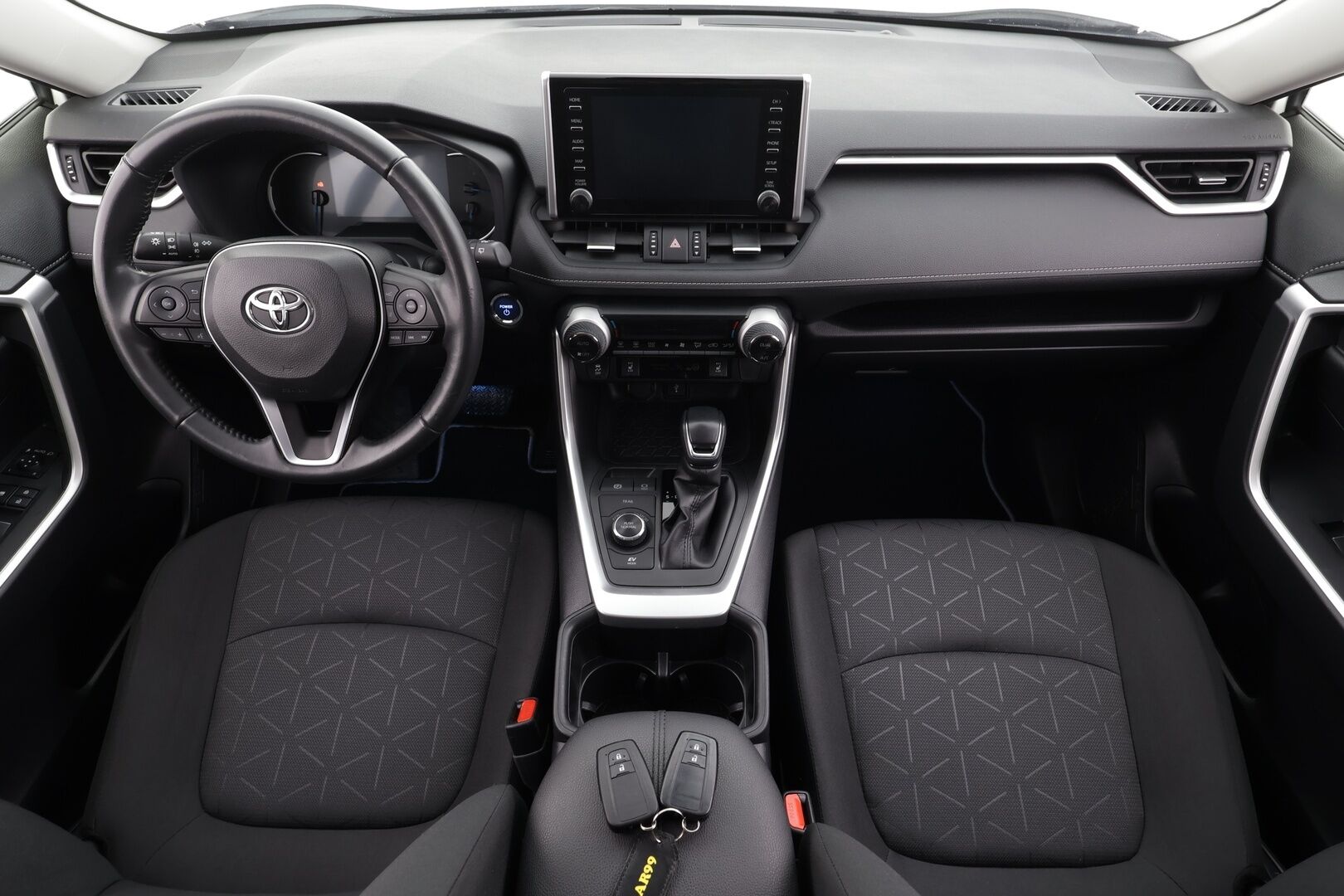TOYOTA RAV4 2022 2,5 Hybrid AWD-i Active * ACC / P.kamera / LED / Kaistavahti / Apple&Android * - 2x renkaat aluvanteilla ja uudehkot nastat talveksi / Kaukovaloautomatiikka / Kaistavahti