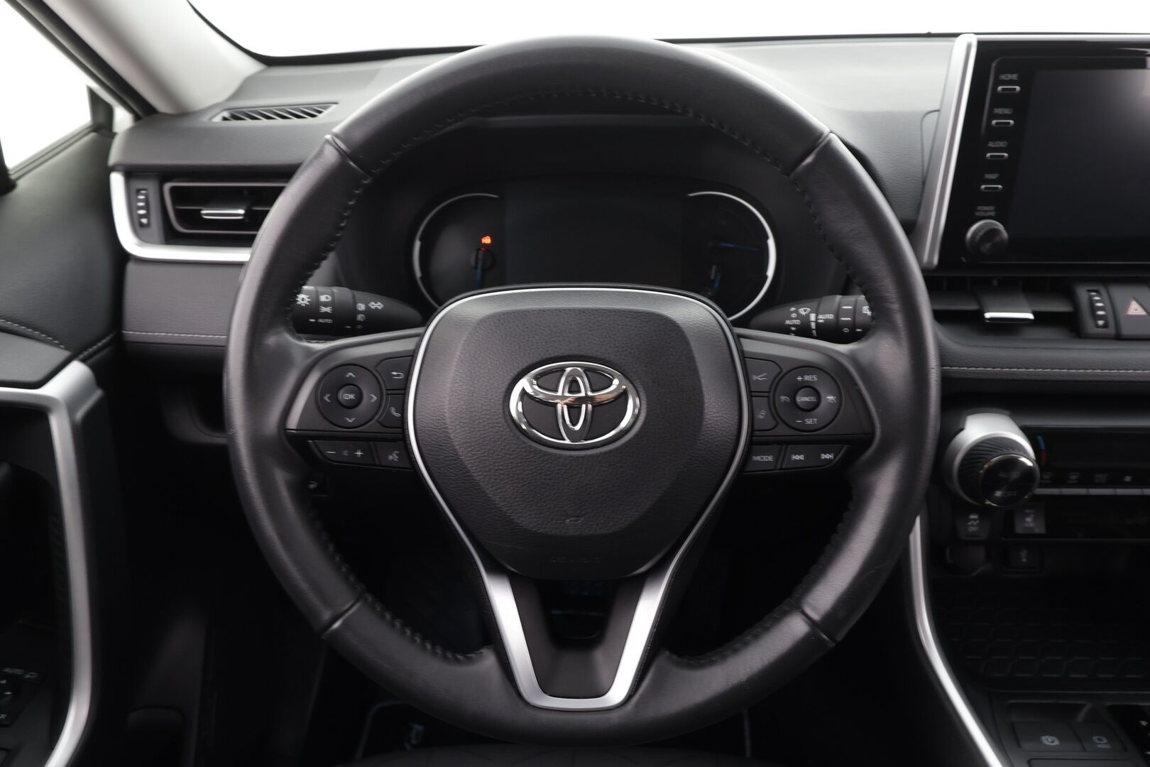 TOYOTA RAV4 2022 2,5 Hybrid AWD-i Active * ACC / P.kamera / LED / Kaistavahti / Apple&Android * - 2x renkaat aluvanteilla ja uudehkot nastat talveksi / Kaukovaloautomatiikka / Kaistavahti