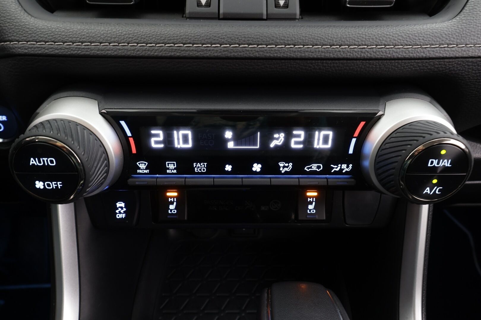 TOYOTA RAV4 2022 2,5 Hybrid AWD-i Active * ACC / P.kamera / LED / Kaistavahti / Apple&Android * - 2x renkaat aluvanteilla ja uudehkot nastat talveksi / Kaukovaloautomatiikka / Kaistavahti