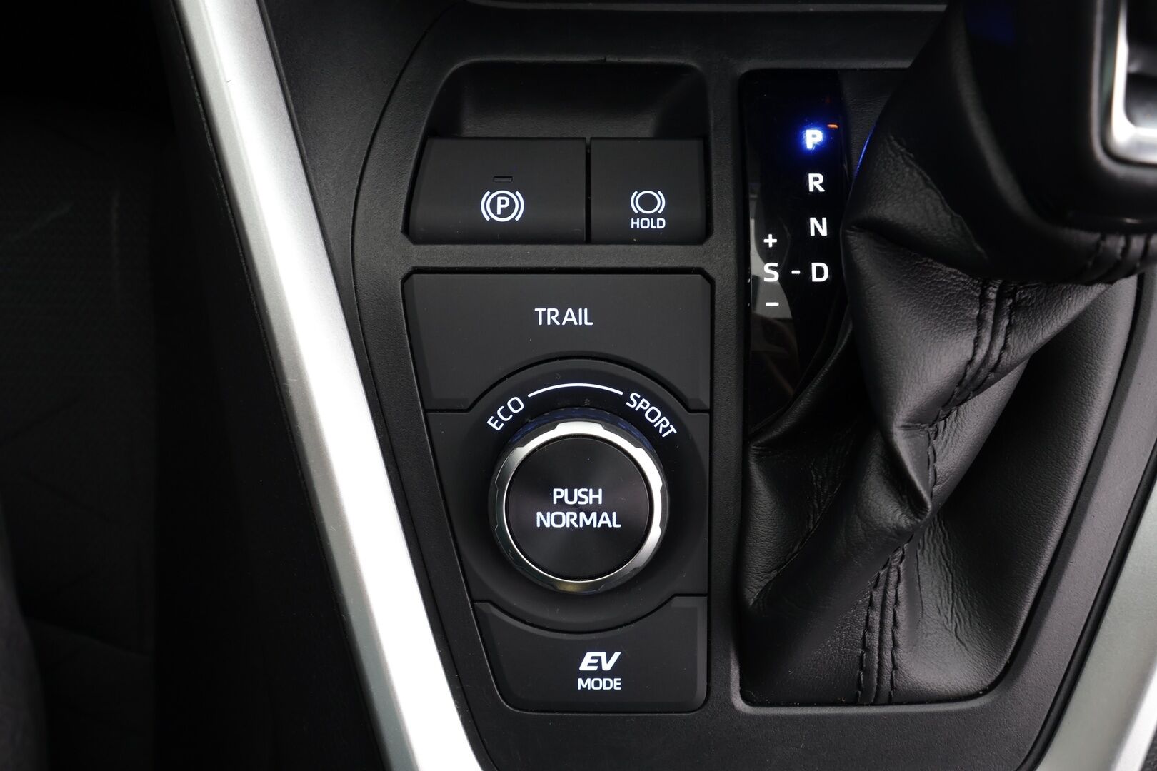 TOYOTA RAV4 2022 2,5 Hybrid AWD-i Active * ACC / P.kamera / LED / Kaistavahti / Apple&Android * - 2x renkaat aluvanteilla ja uudehkot nastat talveksi / Kaukovaloautomatiikka / Kaistavahti