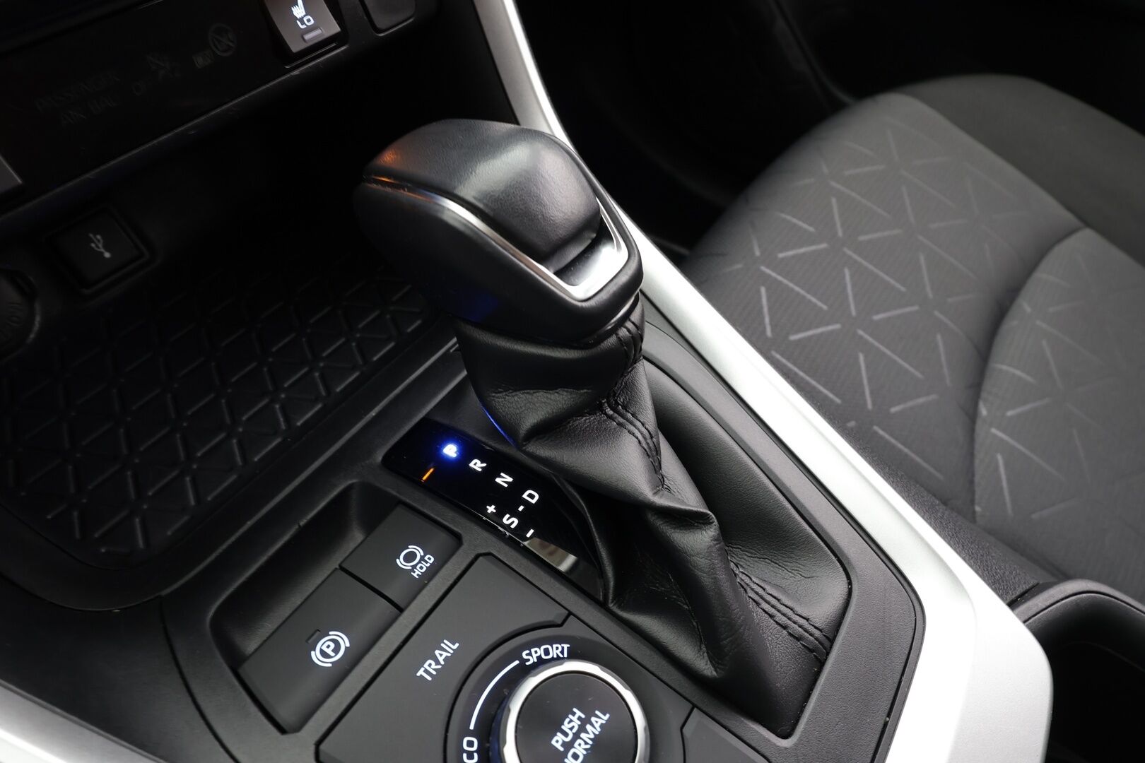 TOYOTA RAV4 2022 2,5 Hybrid AWD-i Active * ACC / P.kamera / LED / Kaistavahti / Apple&Android * - 2x renkaat aluvanteilla ja uudehkot nastat talveksi / Kaukovaloautomatiikka / Kaistavahti