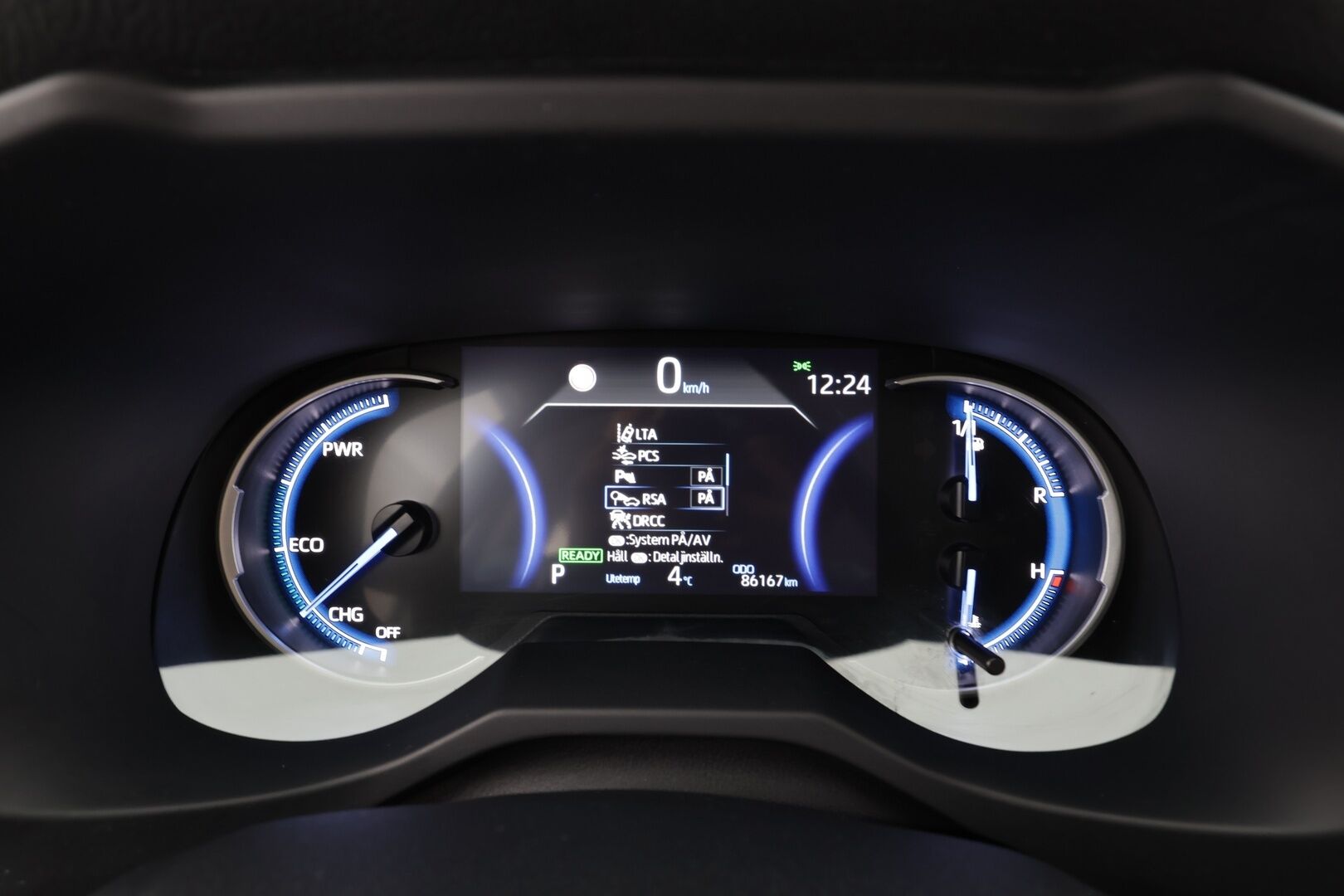 TOYOTA RAV4 2022 2,5 Hybrid AWD-i Active * ACC / P.kamera / LED / Kaistavahti / Apple&Android * - 2x renkaat aluvanteilla ja uudehkot nastat talveksi / Kaukovaloautomatiikka / Kaistavahti