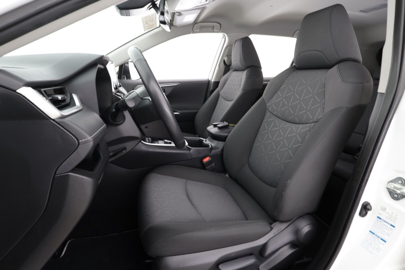 TOYOTA RAV4 2022 2,5 Hybrid AWD-i Active * ACC / P.kamera / LED / Kaistavahti / Apple&Android * - 2x renkaat aluvanteilla ja uudehkot nastat talveksi / Kaukovaloautomatiikka / Kaistavahti