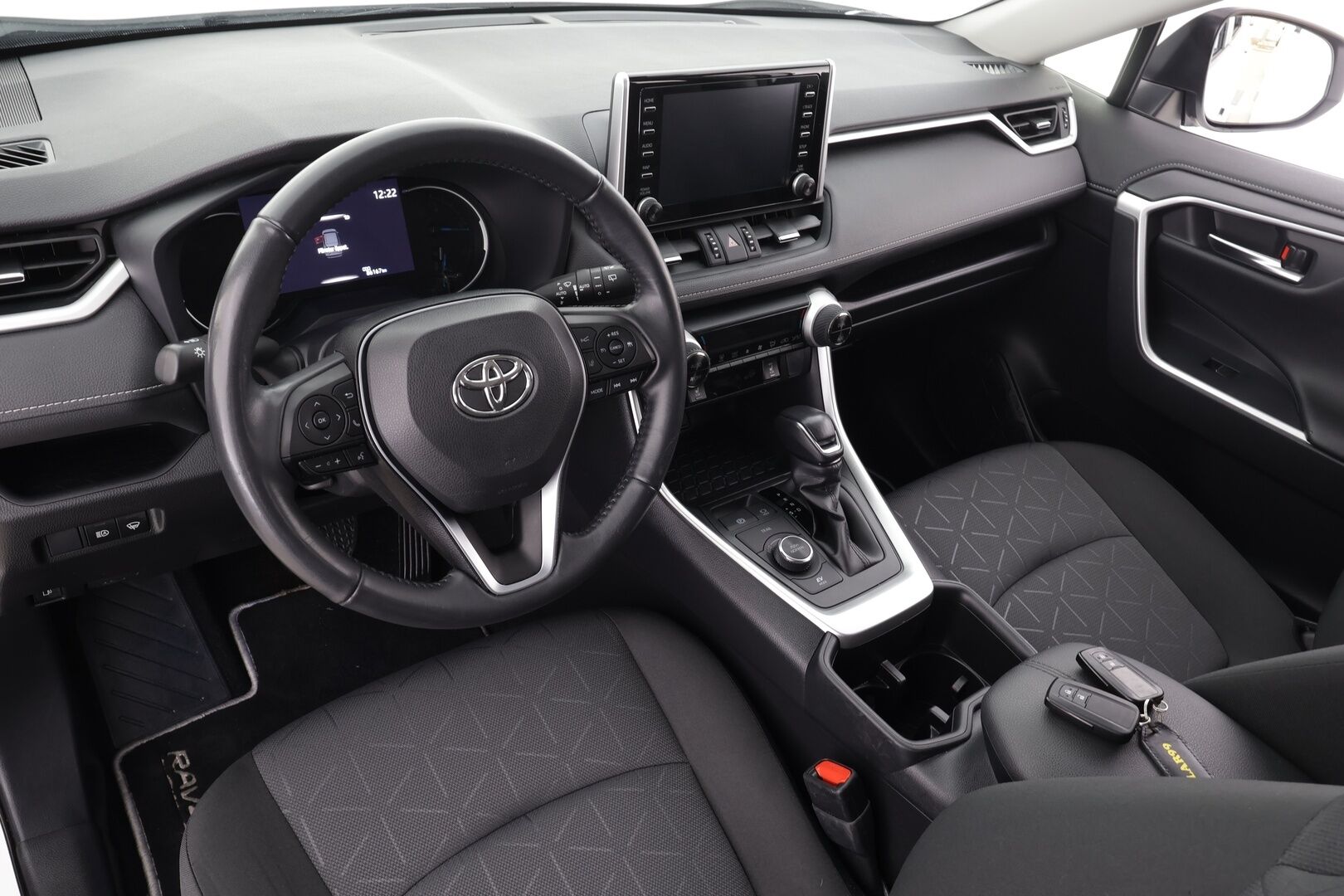 TOYOTA RAV4 2022 2,5 Hybrid AWD-i Active * ACC / P.kamera / LED / Kaistavahti / Apple&Android * - 2x renkaat aluvanteilla ja uudehkot nastat talveksi / Kaukovaloautomatiikka / Kaistavahti