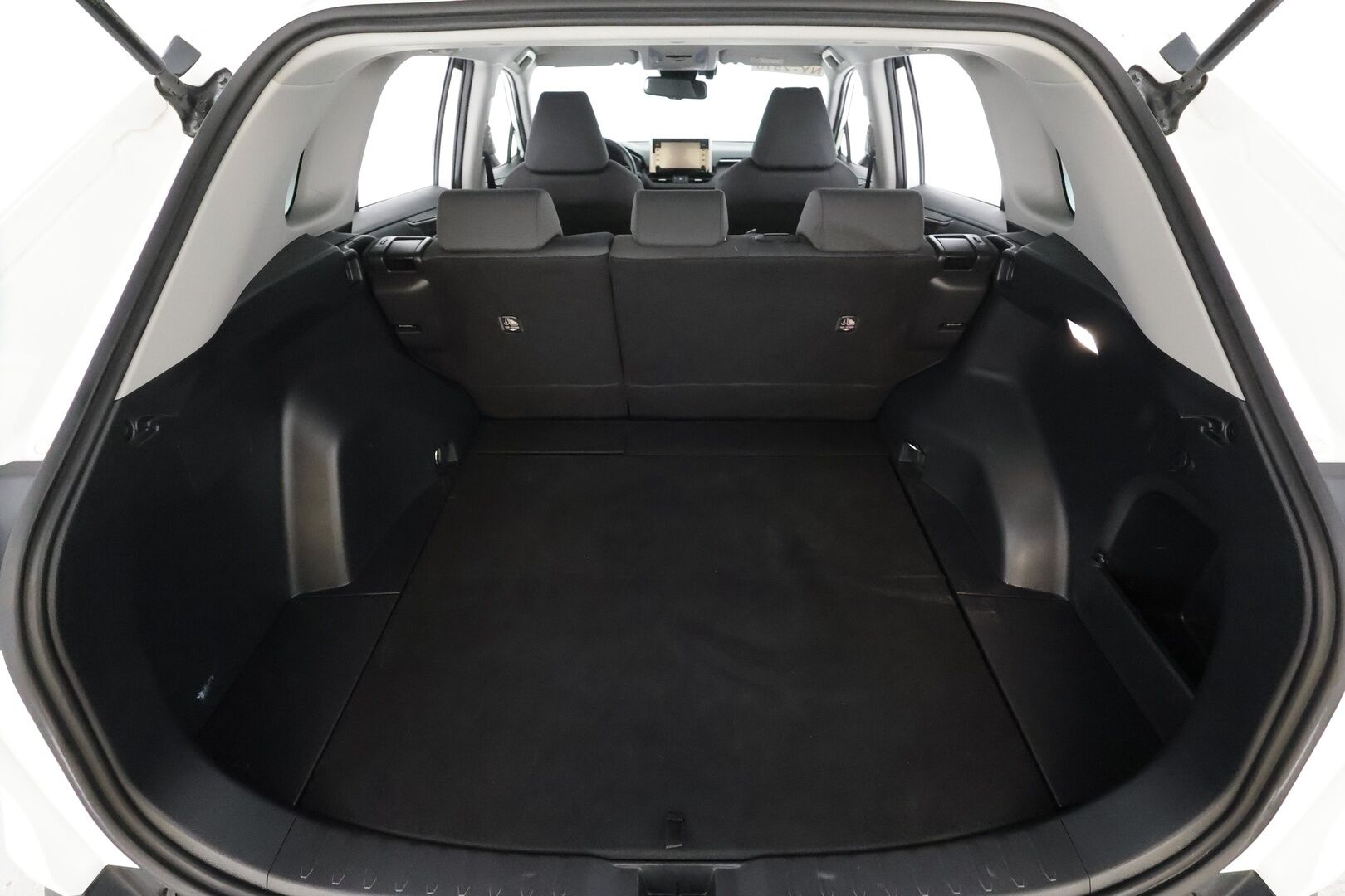 TOYOTA RAV4 2022 2,5 Hybrid AWD-i Active * ACC / P.kamera / LED / Kaistavahti / Apple&Android * - 2x renkaat aluvanteilla ja uudehkot nastat talveksi / Kaukovaloautomatiikka / Kaistavahti