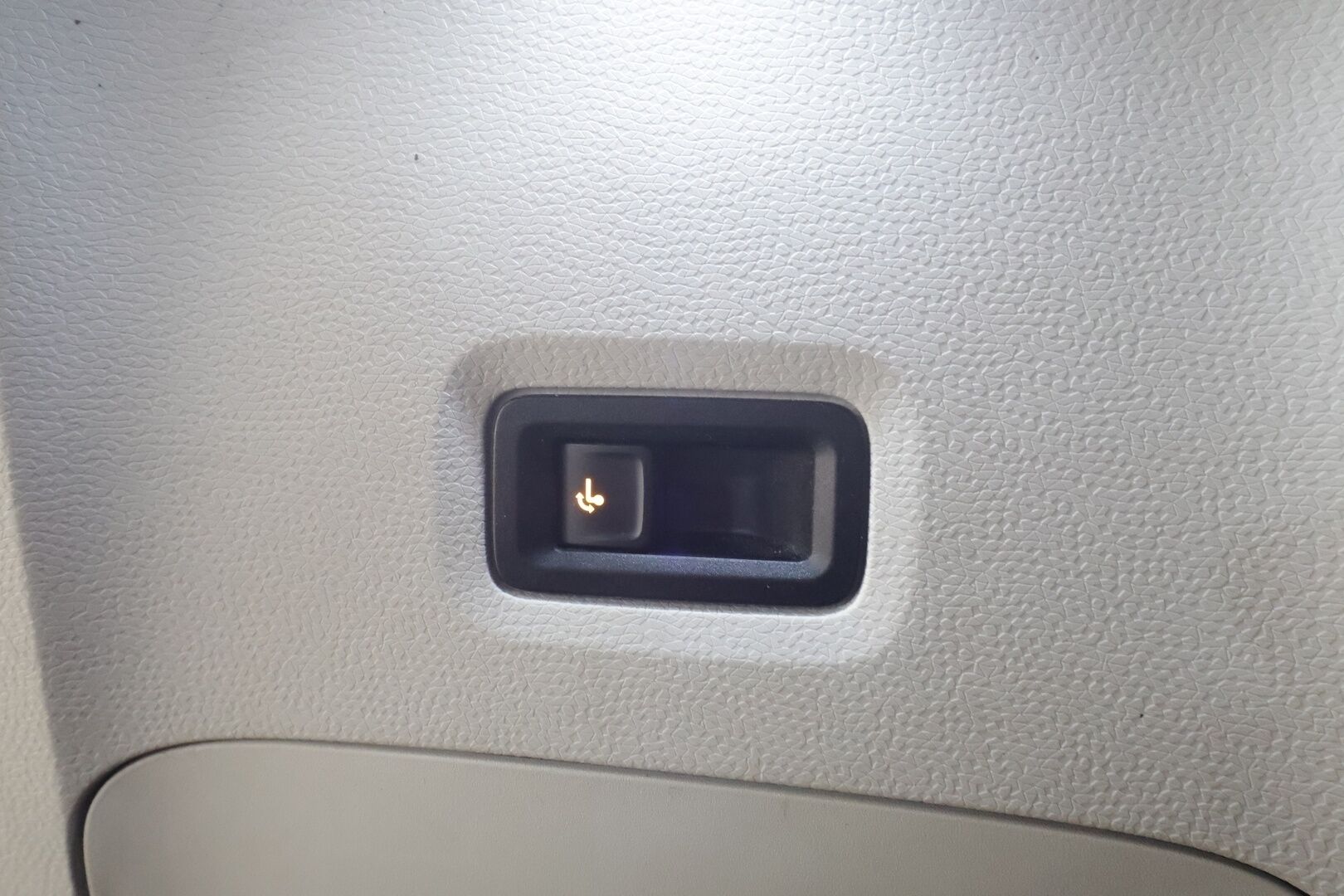 VOLKSWAGEN ID. BUZZ 2023 Pro * Sähkötoimiset liukuovet / ACC / P.kamera / IQ.Light / Muistipenkit hieronnalla / Koukku / Navi / KeylessGo * - Akku kuntotarkastettu / Kahdet renkaat aluvanteilla / Merkkihuollettu