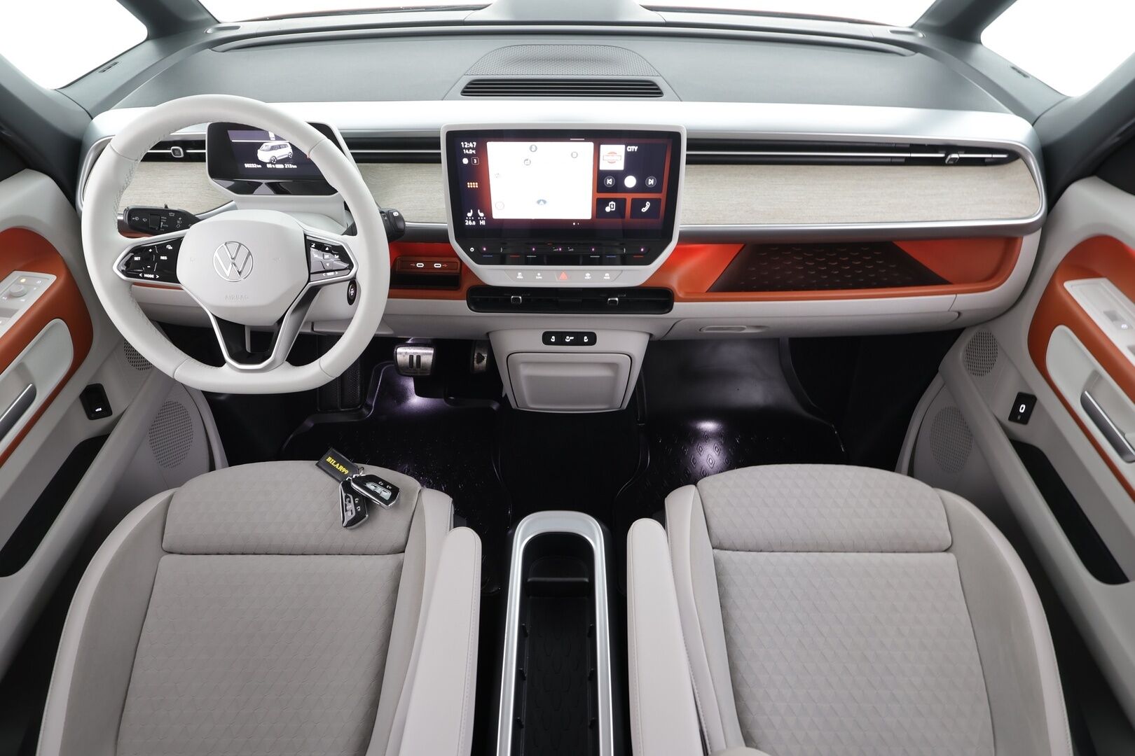 VOLKSWAGEN ID. BUZZ 2023 Pro * Sähkötoimiset liukuovet / ACC / P.kamera / IQ.Light / Muistipenkit hieronnalla / Koukku / Navi / KeylessGo * - Akku kuntotarkastettu / Kahdet renkaat aluvanteilla / Merkkihuollettu