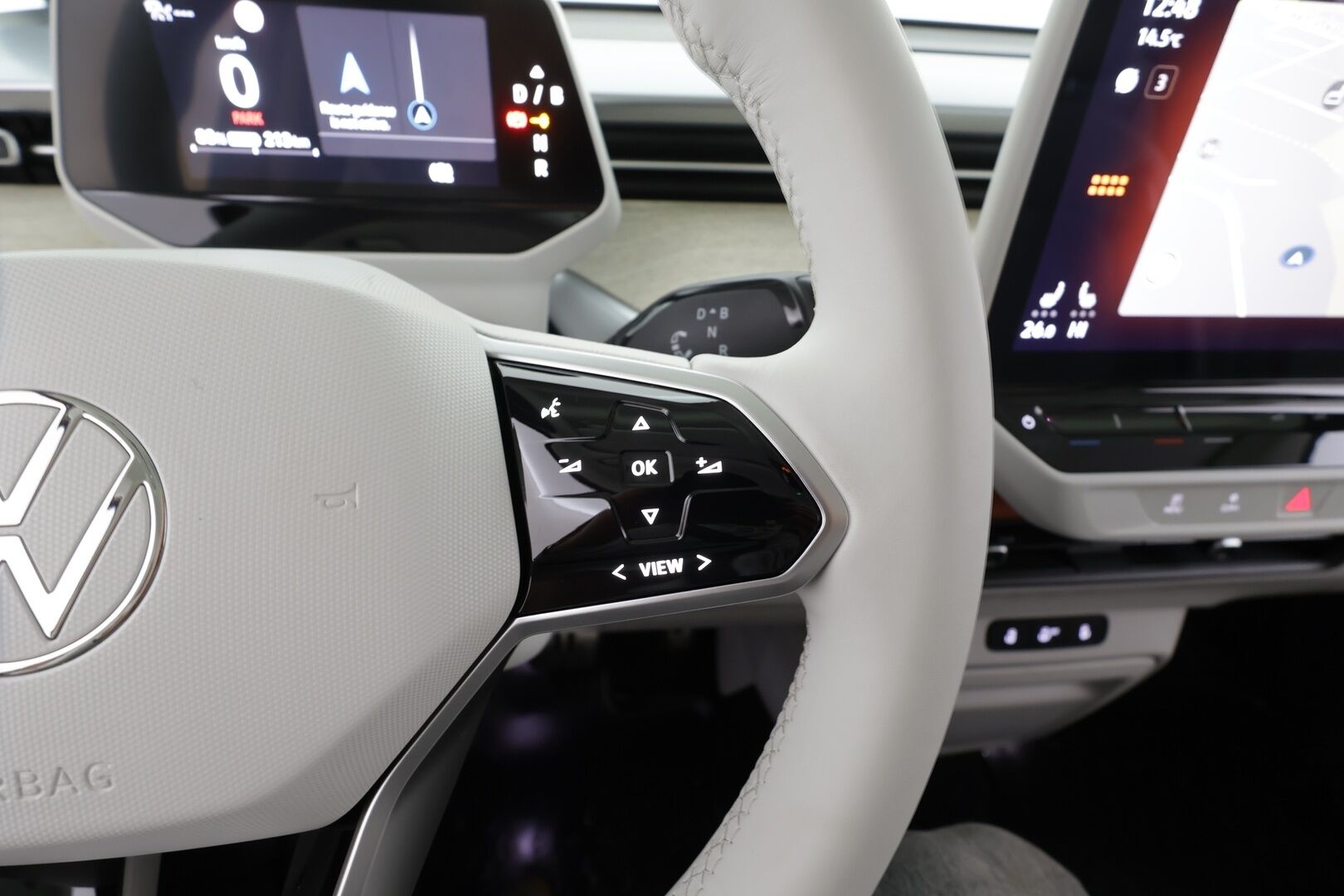 VOLKSWAGEN ID. BUZZ 2023 Pro * Sähkötoimiset liukuovet / ACC / P.kamera / IQ.Light / Muistipenkit hieronnalla / Koukku / Navi / KeylessGo * - Akku kuntotarkastettu / Kahdet renkaat aluvanteilla / Merkkihuollettu