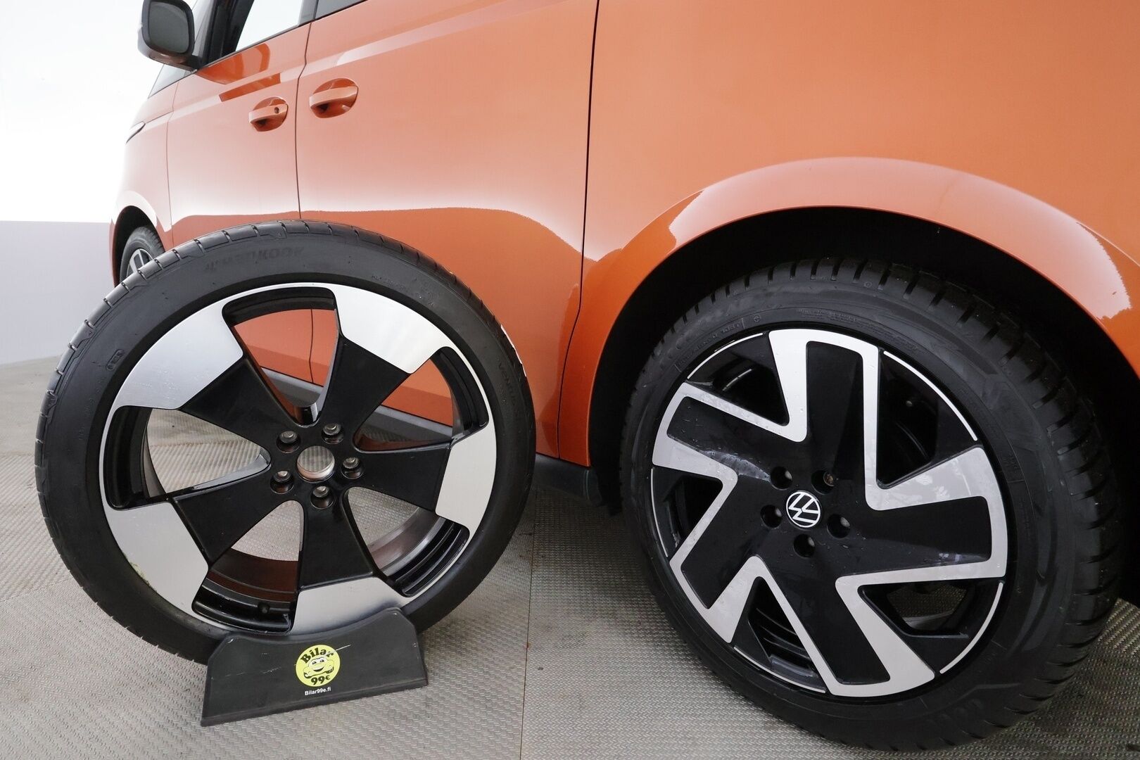 VOLKSWAGEN ID. BUZZ 2023 Pro * Sähkötoimiset liukuovet / ACC / P.kamera / IQ.Light / Muistipenkit hieronnalla / Koukku / Navi / KeylessGo * - Akku kuntotarkastettu / Kahdet renkaat aluvanteilla / Merkkihuollettu