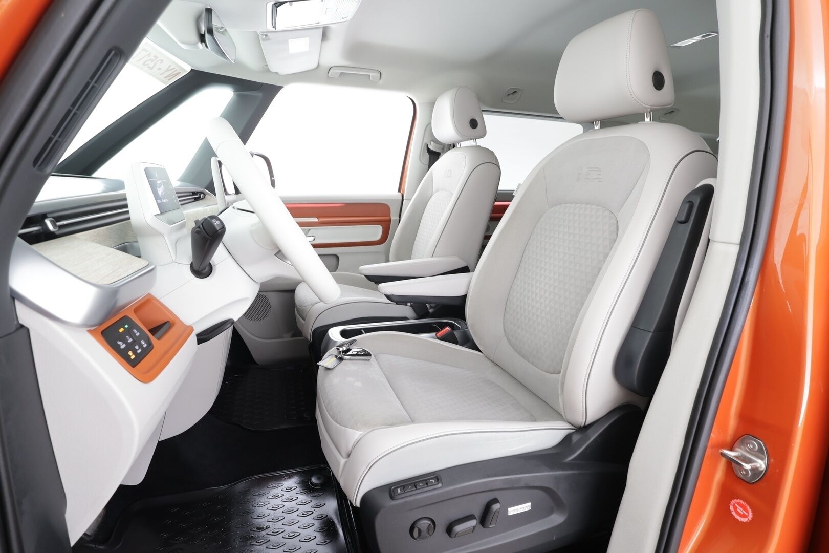 VOLKSWAGEN ID. BUZZ 2023 Pro * Sähkötoimiset liukuovet / ACC / P.kamera / IQ.Light / Muistipenkit hieronnalla / Koukku / Navi / KeylessGo * - Akku kuntotarkastettu / Kahdet renkaat aluvanteilla / Merkkihuollettu