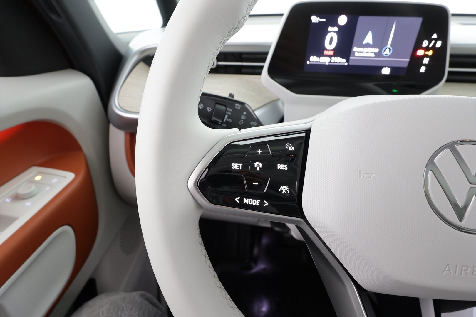 VOLKSWAGEN ID. BUZZ 2023 Pro * Sähkötoimiset liukuovet / ACC / P.kamera / IQ.Light / Muistipenkit hieronnalla / Koukku / Navi / KeylessGo * - Akku kuntotarkastettu / Kahdet renkaat aluvanteilla / Merkkihuollettu