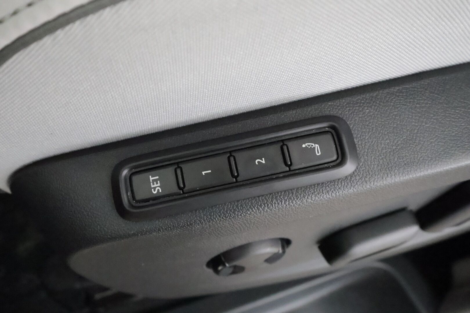 VOLKSWAGEN ID. BUZZ 2023 Pro * Sähkötoimiset liukuovet / ACC / P.kamera / IQ.Light / Muistipenkit hieronnalla / Koukku / Navi / KeylessGo * - Akku kuntotarkastettu / Kahdet renkaat aluvanteilla / Merkkihuollettu