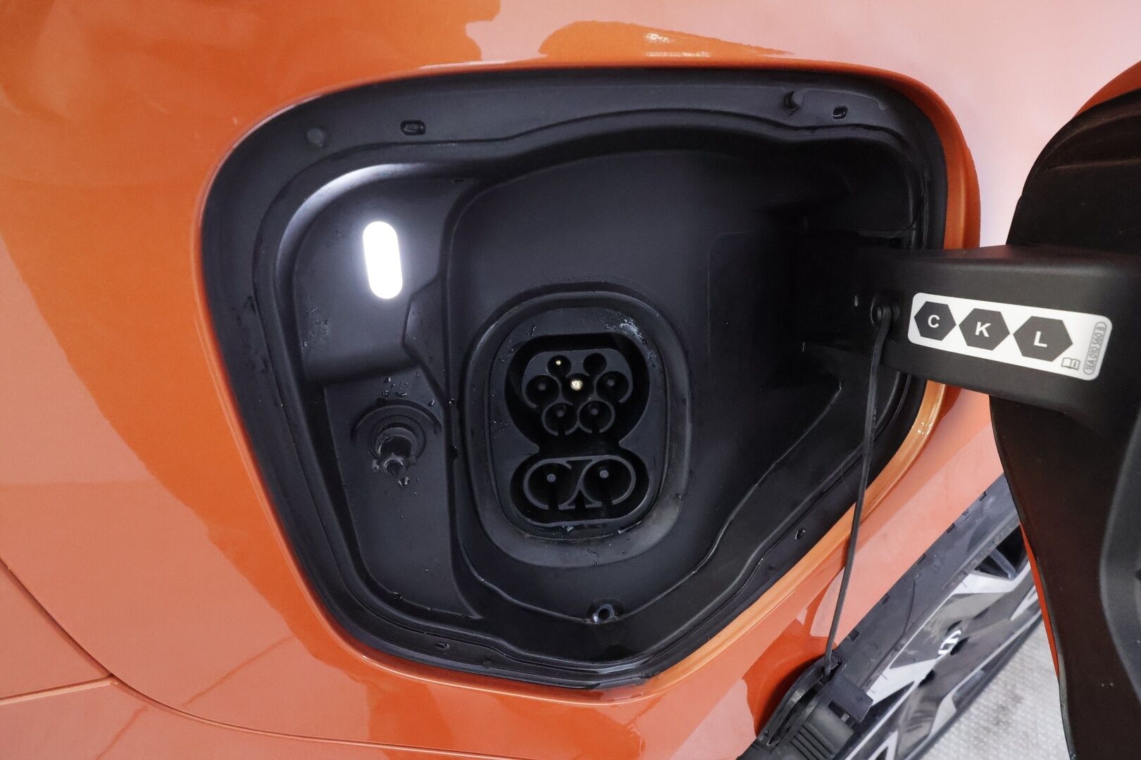VOLKSWAGEN ID. BUZZ 2023 Pro * ACC / P.kamera / IQ.Light / Muistipenkit hieronnalla / Koukku / Navi / KeylessGo * - Akku kuntotarkastettu / Kahdet renkaat aluvanteilla / Merkkihuollettu